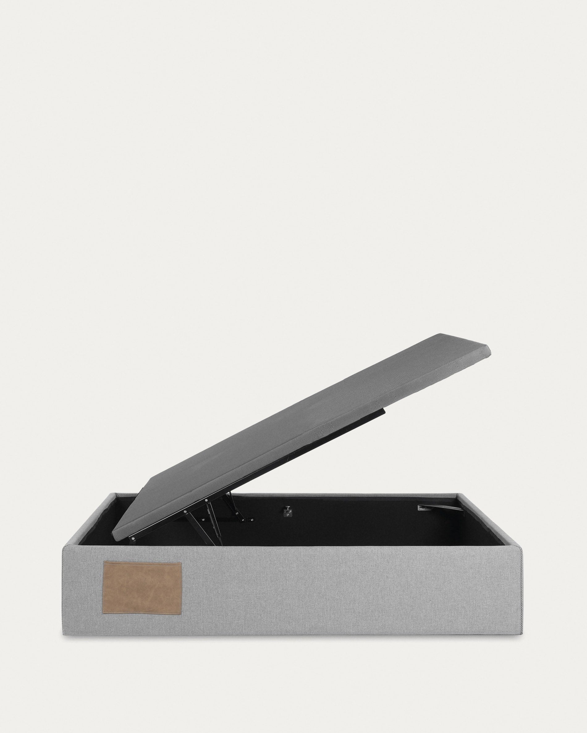 Matters klappbares Bettgestell in Grau von Kave Home, passend für 90x190 cm Matratzen. Stilvoll, funktional und kompakt.