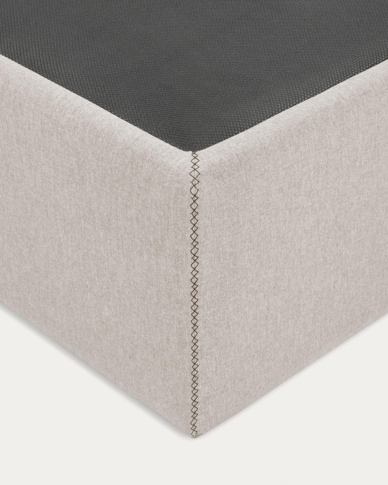 Entdecken Sie das beige aufklappbare Bettgestell Matters von Kave Home. Ideal für 90 x 190 cm Matratzen, vereint es elegantes Design mit praktischem Stauraum.