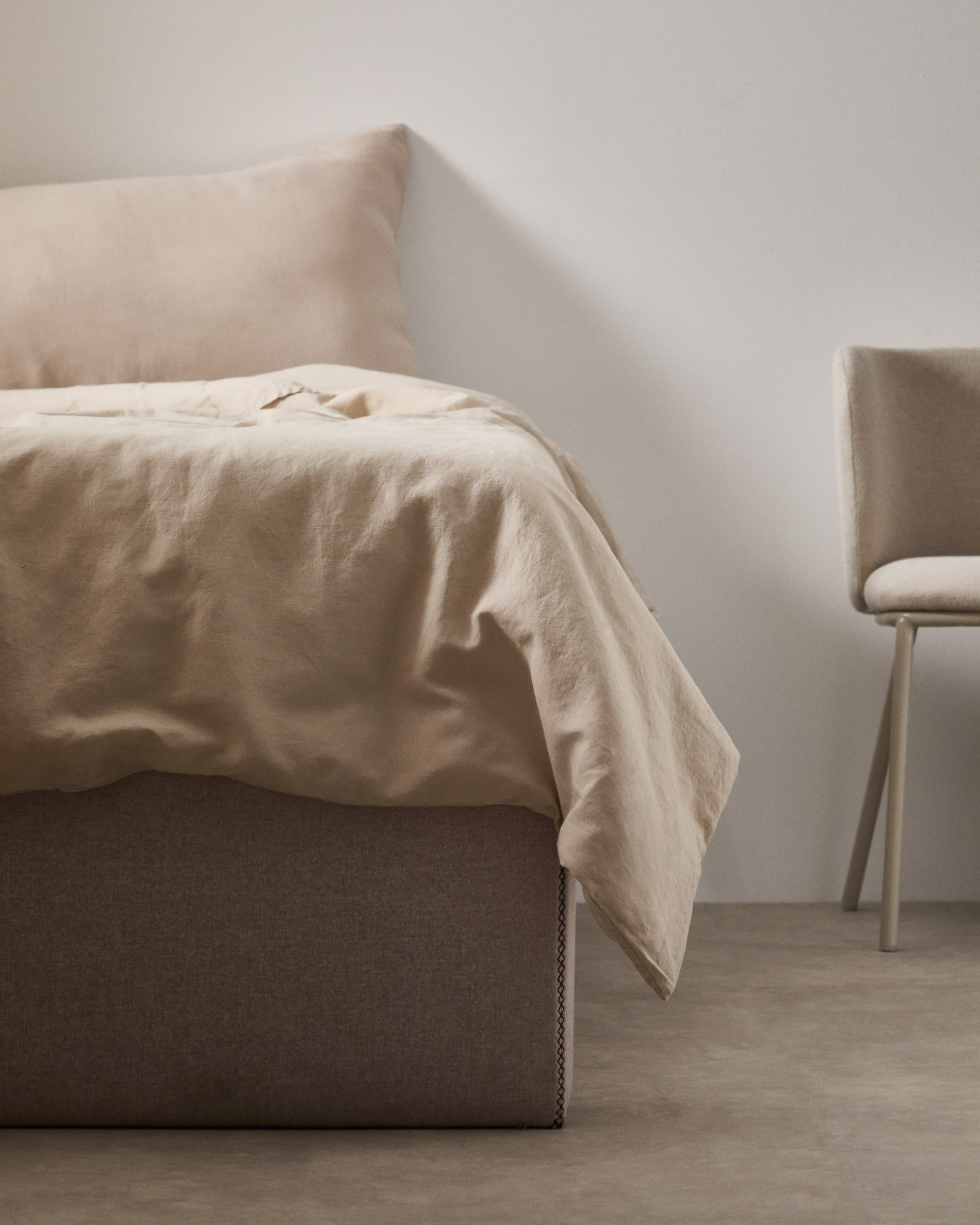 Entdecken Sie das stilvolle, beige aufklappbare Bettgestell Matters von Kave Home. Ideal für 90 x 190 cm Matratzen, bietet es eleganten Stauraum und pflegeleichte Materialien.