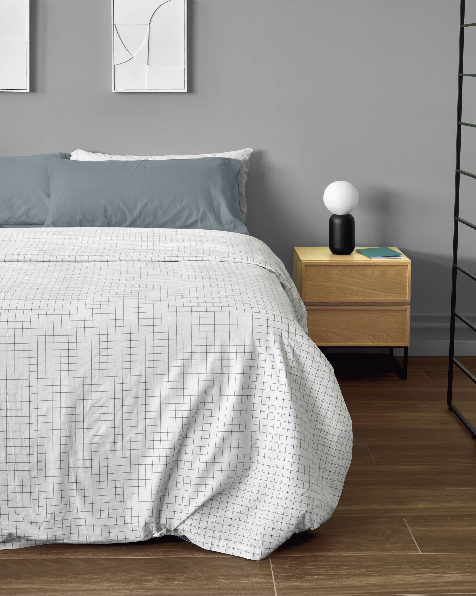 Elegantes aufklappbares Bettgestell Matters in Schwarz von Kave Home für 140 x 190 cm Matratzen. Ideal für Stauraum und modernes Design.