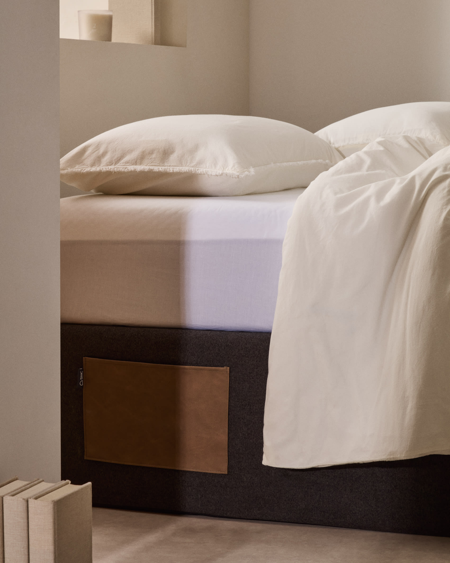 Elegantes aufklappbares Bettgestell Matters in Schwarz von Kave Home für 140 x 190 cm Matratzen. Ideal für Stauraum und pflegeleichtes Design.