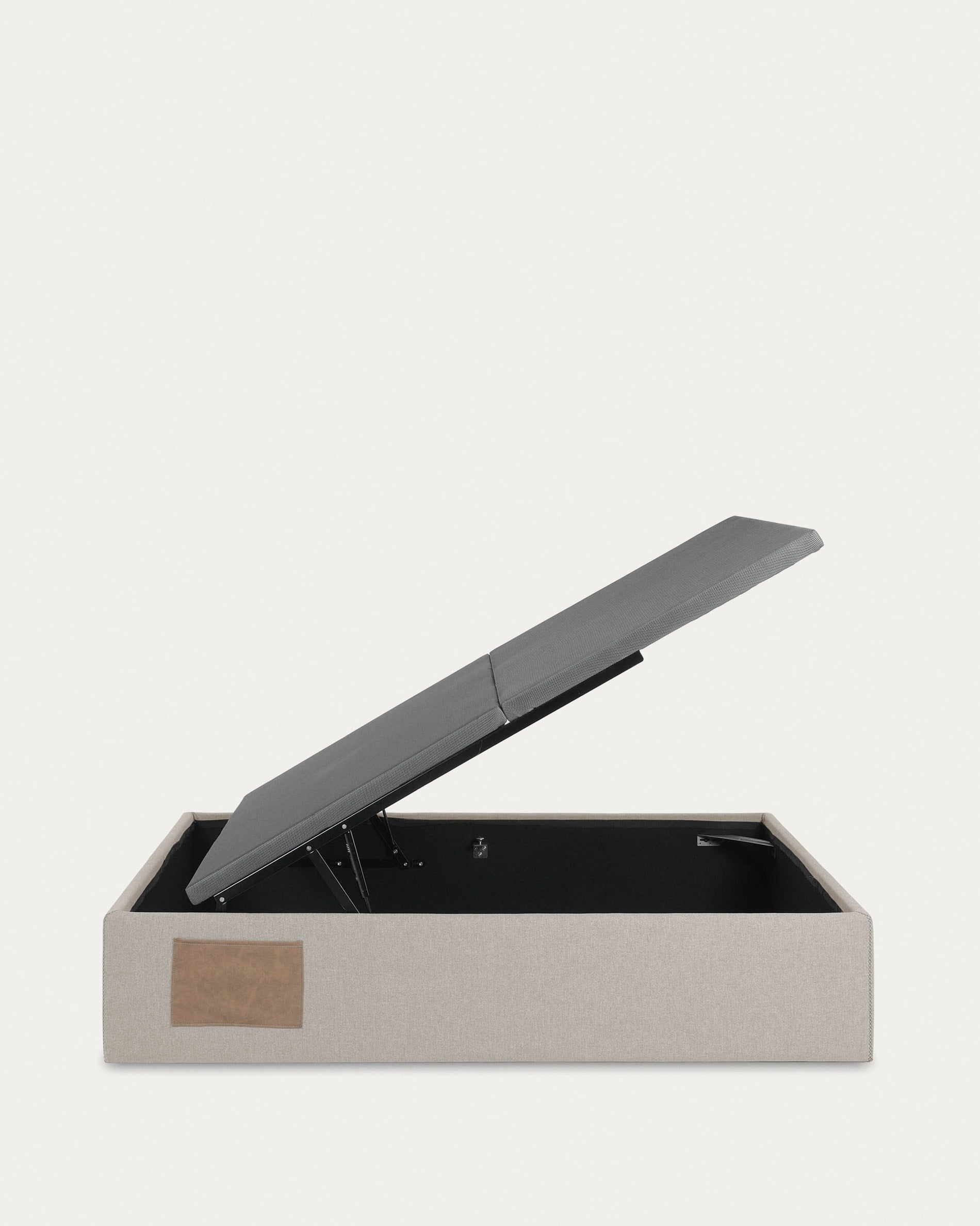 Beiges klappbares Bettgestell von Kave Home, ideal für 140x190 cm Matratzen, stilvoll, funktional und platzsparend.