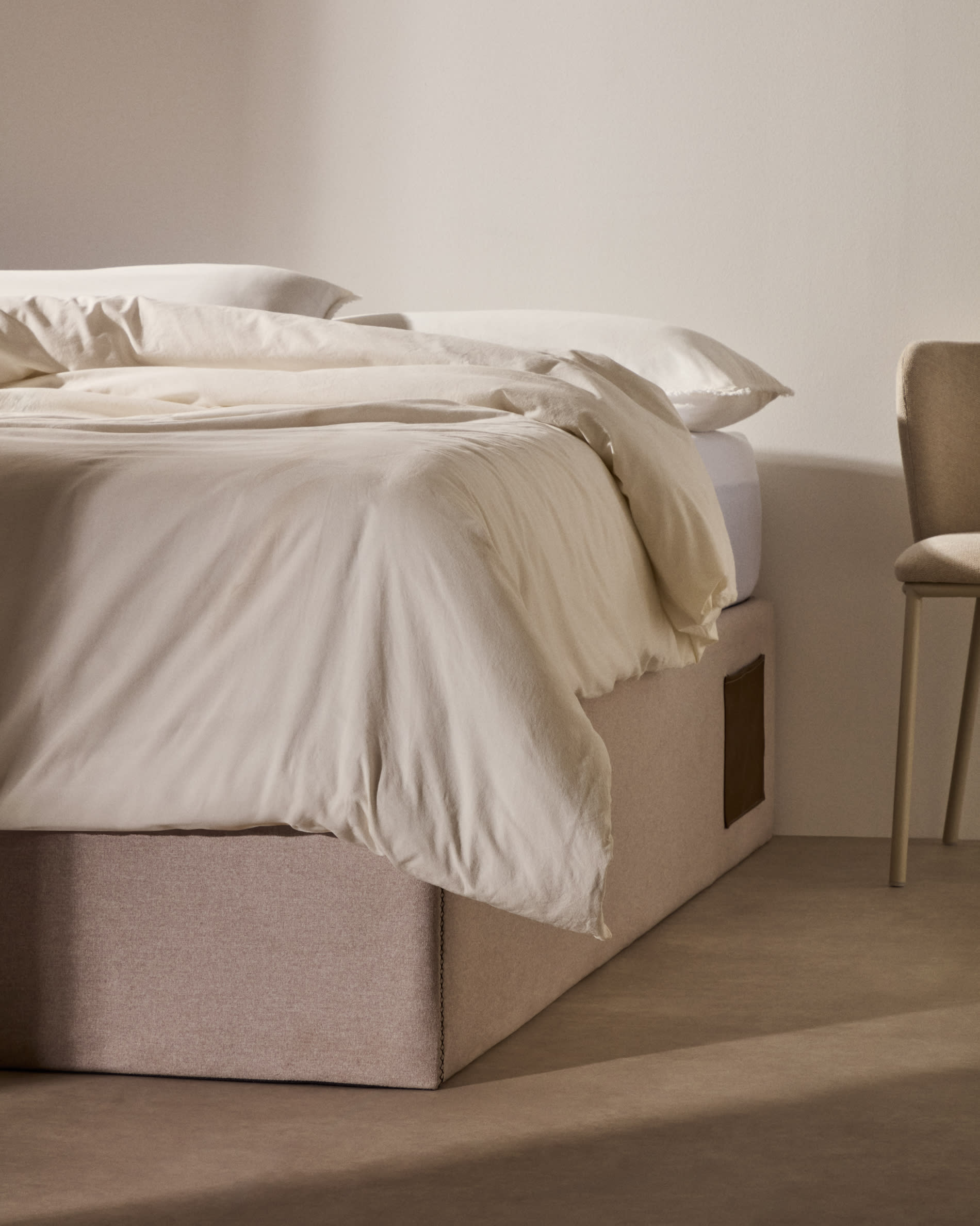 Beige Bettgestell Matters von Kave Home: Funktionales, elegantes Design für 140x190 cm Matratzen, ideal für platzsparende Lösungen und stilvolle Schlafzimmer.