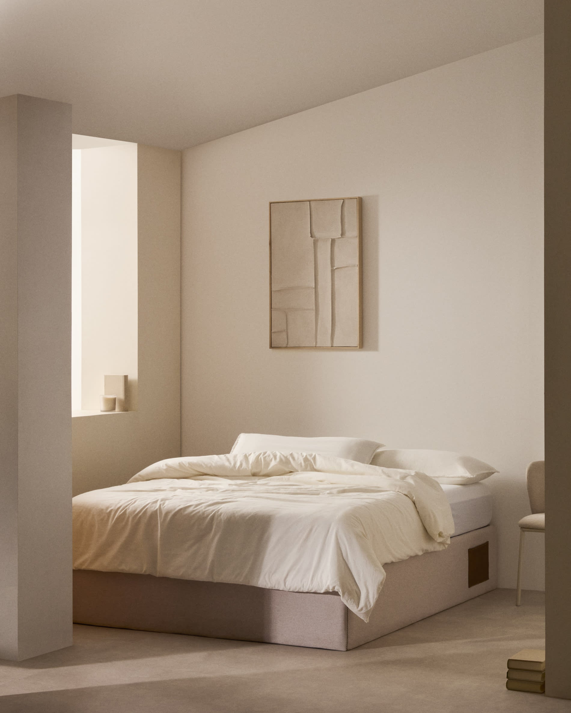 Beiges, aufklappbares Bettgestell von Kave Home, ideal für 150x190 cm Matratzen, modern, praktisch und stilvoll für Ihr Schlafzimmer.