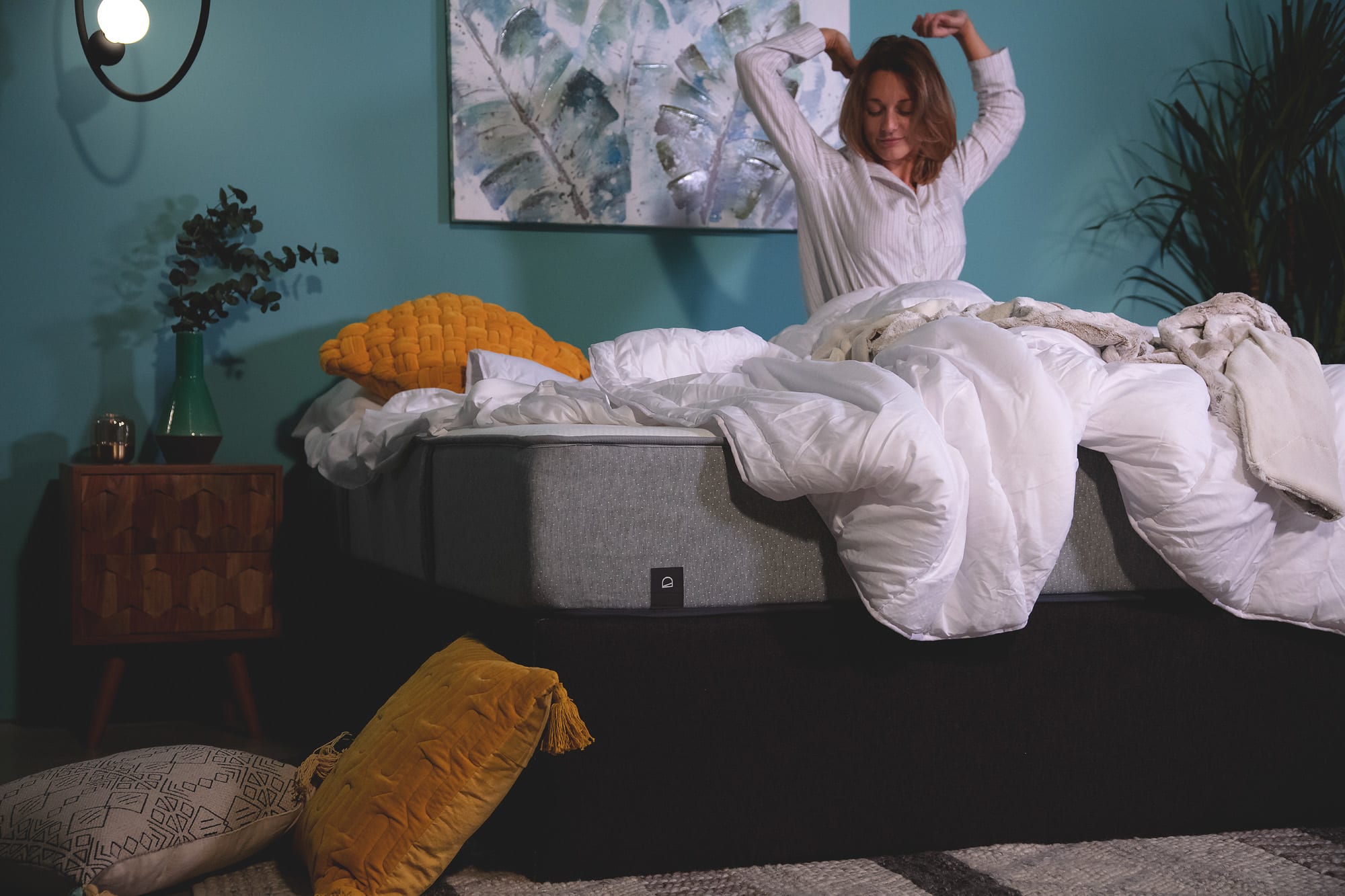 Elegantes, klappbares Bettgestell in Schwarz von Kave Home, passend für 160x200 cm Matratzen, ideal für modernes Interieur.