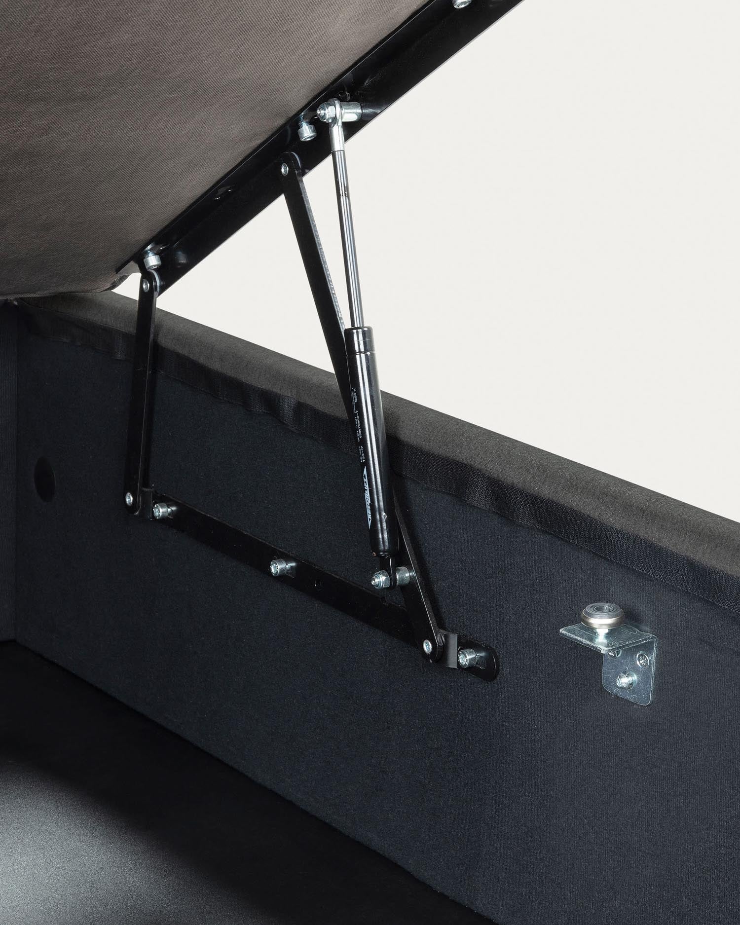 Stylisches und praktisches Bettgestell in Schwarz von Kave Home, perfekt für 180 x 200 cm Matratzen. Bietet Stauraum und elegantes Design.