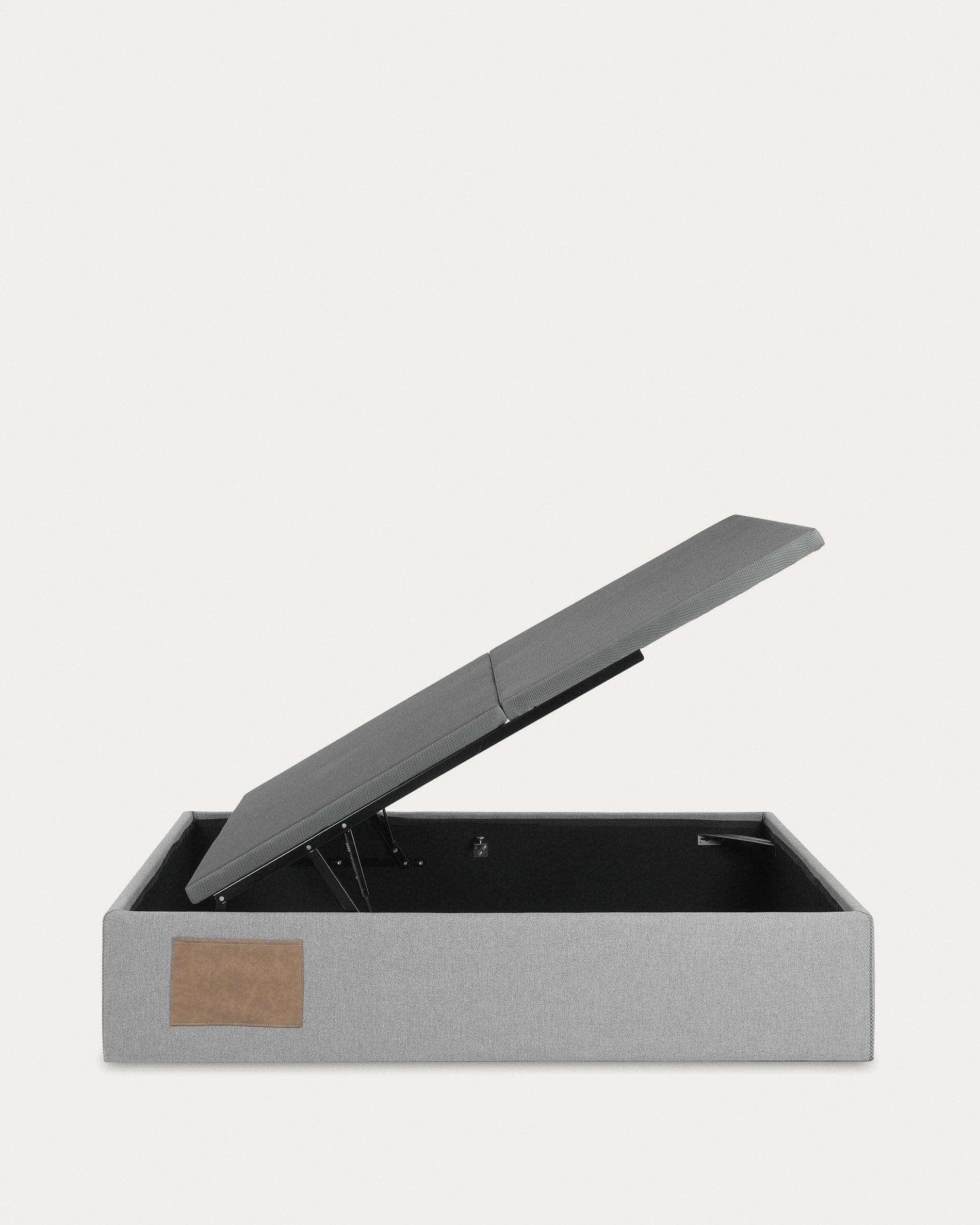 Stilvolles graues Bettgestell von Kave Home, klappbar, passend für 180x200 cm Matratzen, perfekt für zeitgemässes Wohnen.