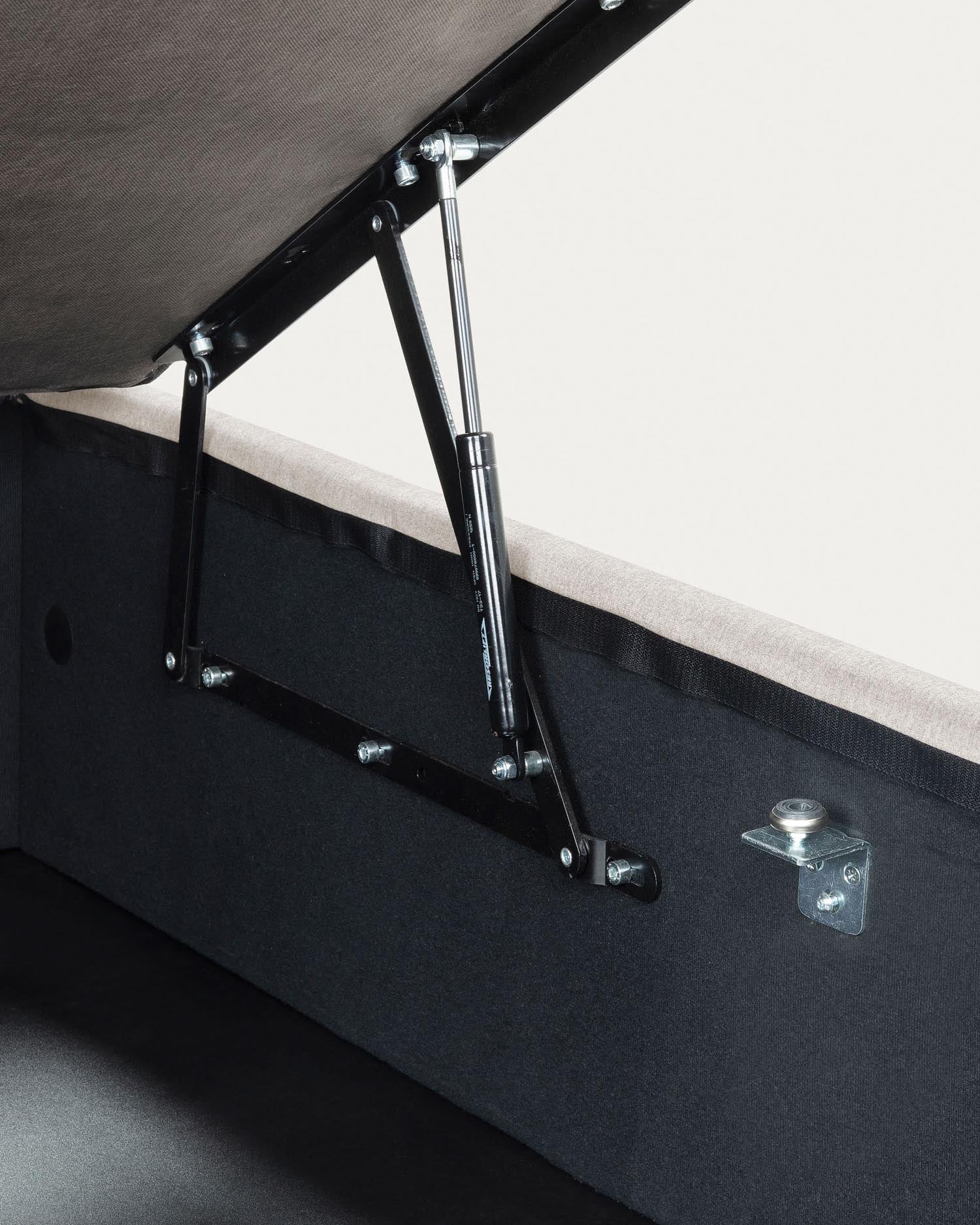 Beige Matters Bettgestell von Kave Home: Stilvolles, aufklappbares Design für 180x200 cm Matratzen mit praktischem Stauraum und einfacher Reinigung.