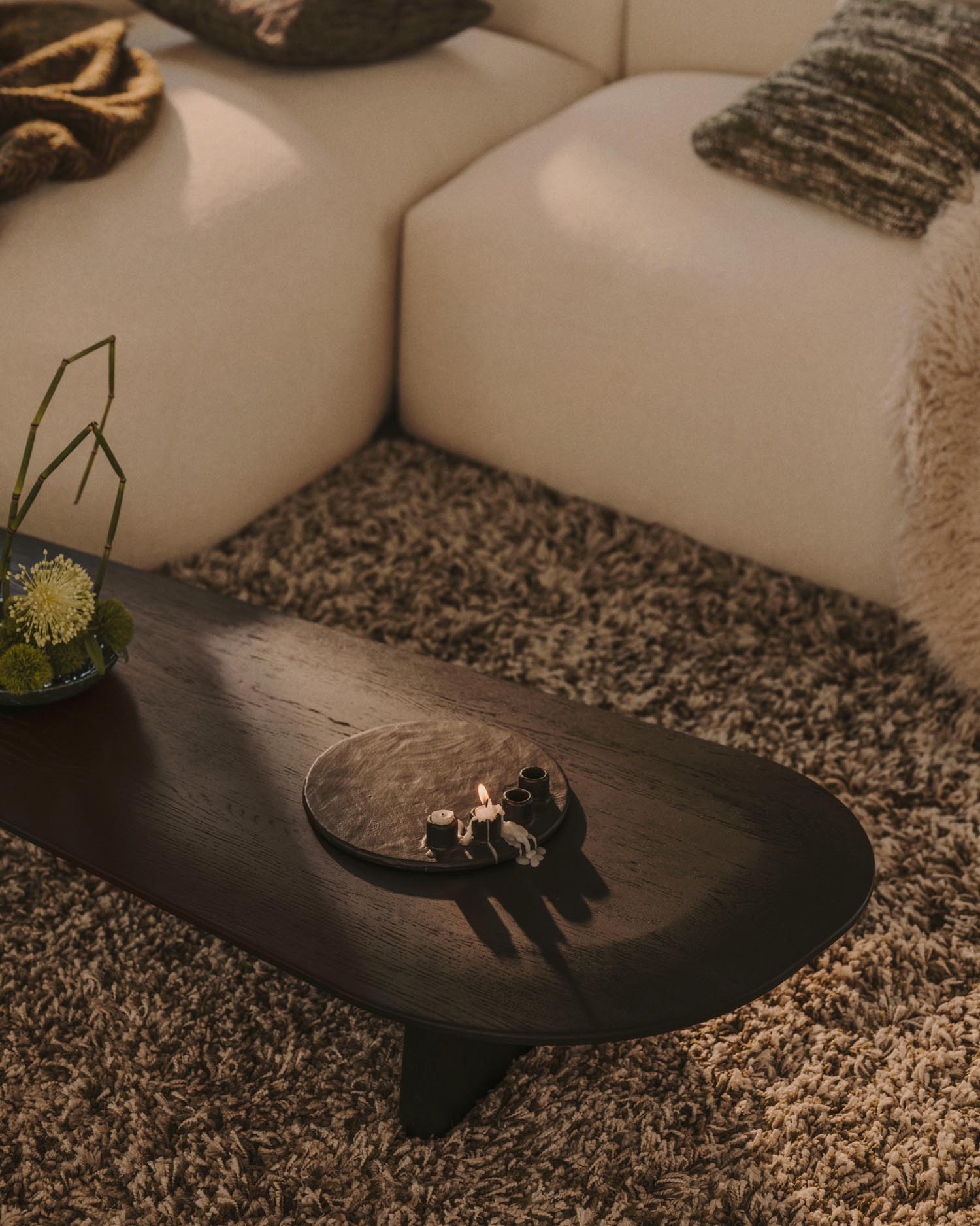 Stilvoller Kerzenhalter Nuvro aus schwarzem Aluminium: langlebig, modern und ideal für eine gemütliche Atmosphäre in Ihrem Zuhause.