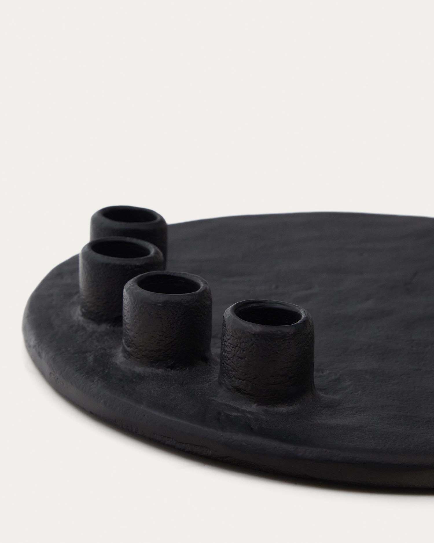 Eleganter Kerzenhalter Nuvro aus robustem Aluminium: zeitloses Design für stilvolle Akzente und eine einladende Atmosphäre in jedem Raum.