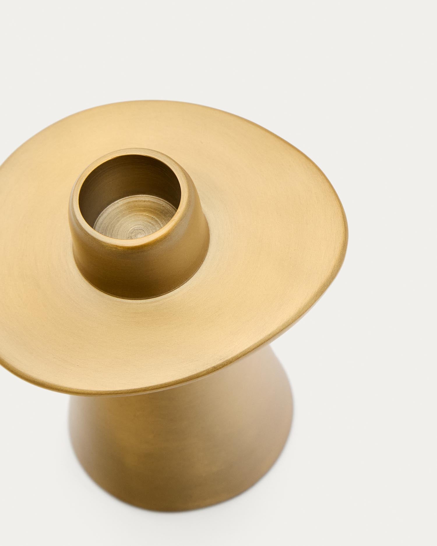 Großer Kerzenhalter Aiko aus edlem goldfarbenem Aluminium, ideal für stilvolle Akzente und eine einladende Atmosphäre in Ihrem Zuhause.