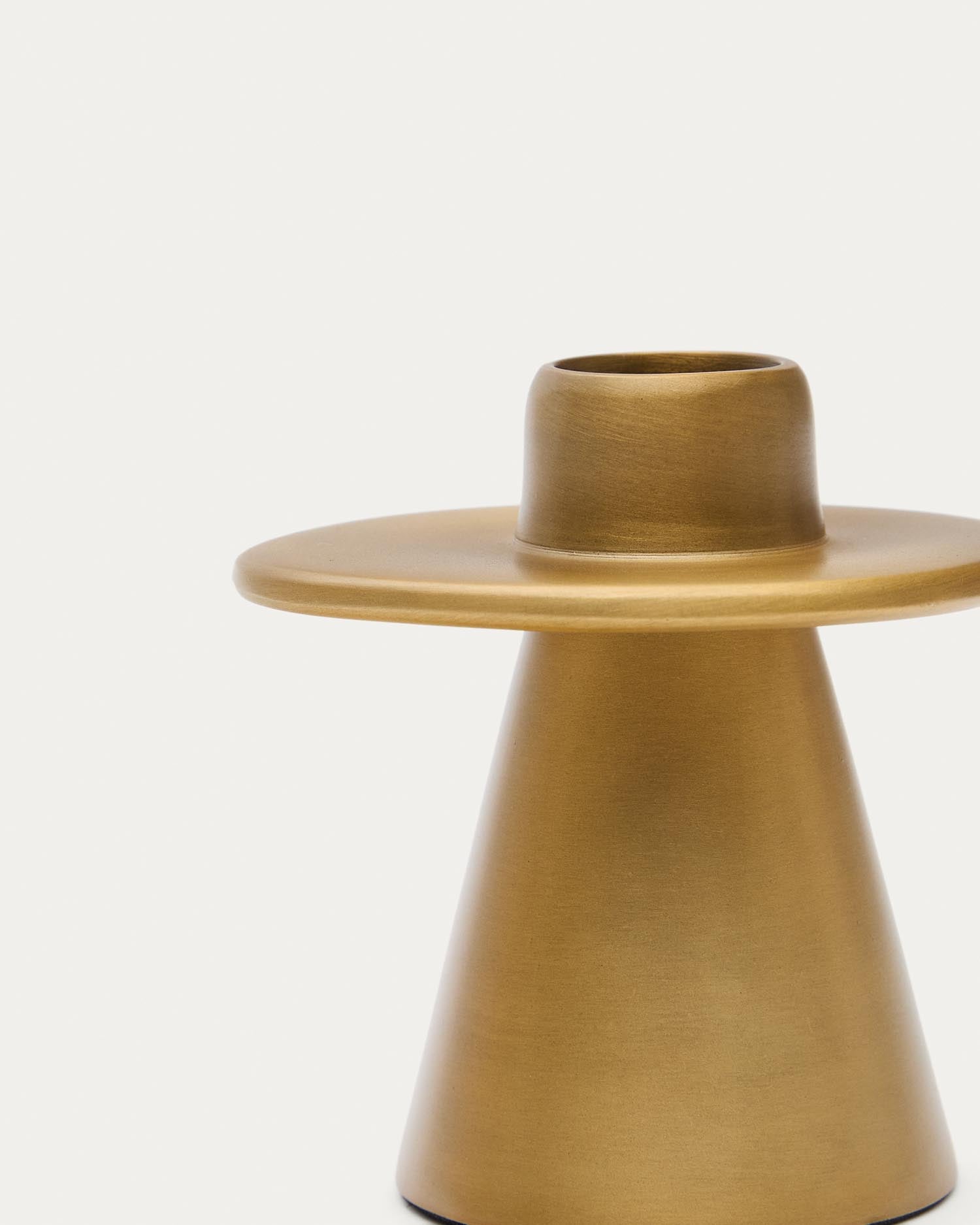 Entdecken Sie den eleganten Kerzenhalter Aiko von Kave Home: Aus robustem, goldfarbenem Aluminium, ideal für stilvolle Akzente in jedem Raum.