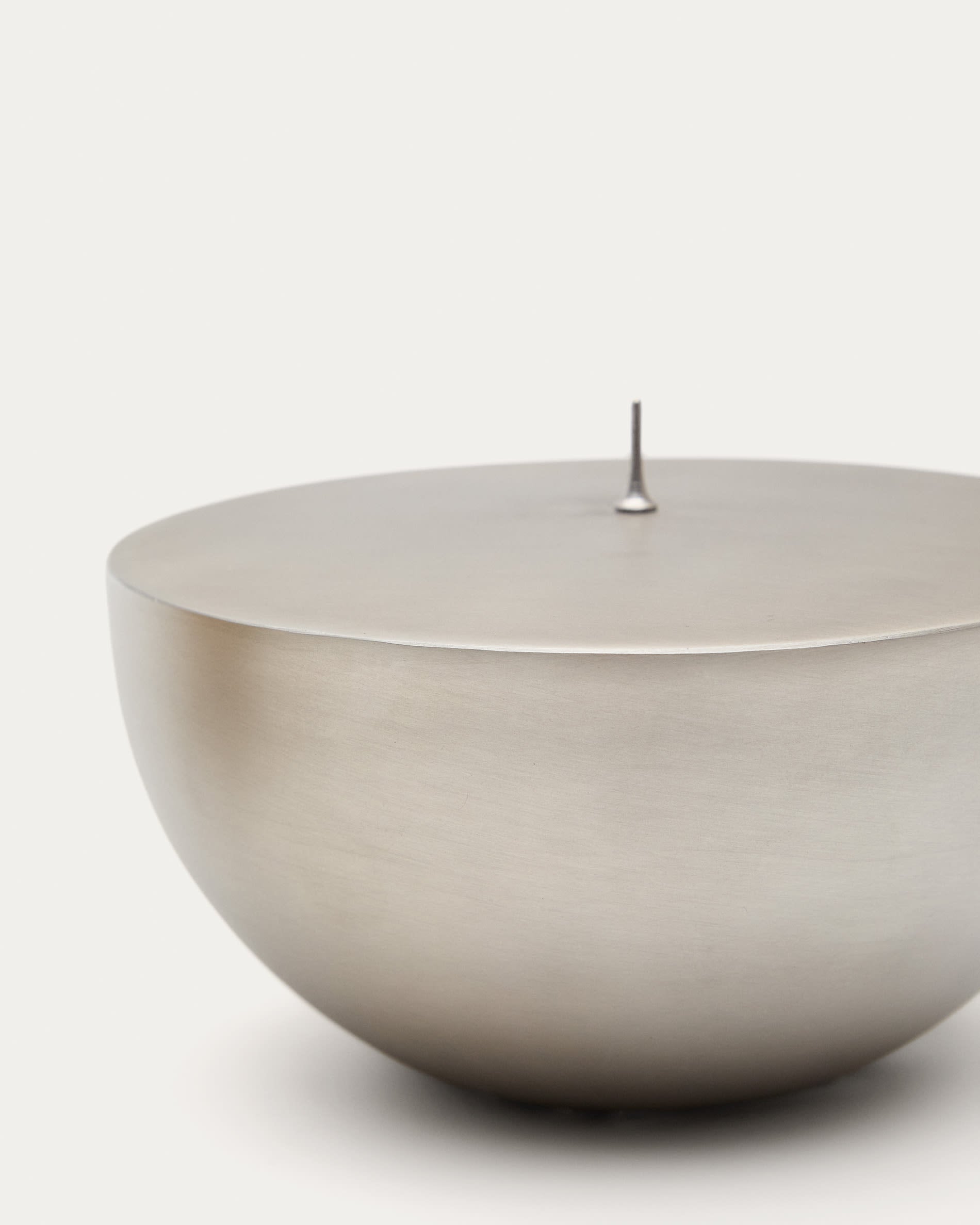Grosser Kerzenhalter Quira aus silberfarbenem Edelstahl in Silber präsentiert im Onlineshop von KAQTU Design AG. Kerzenständer ist von Kave Home