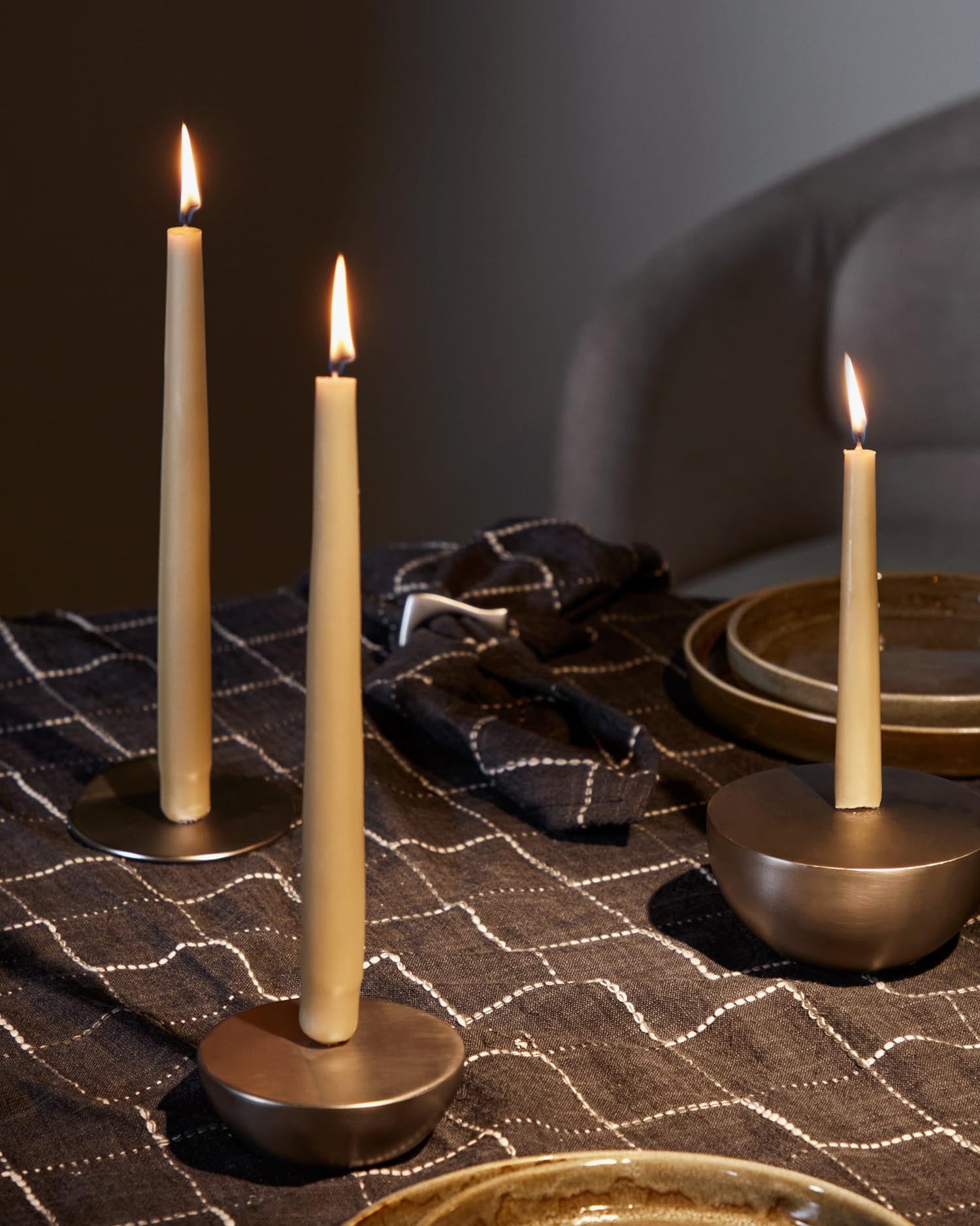 Grosser Kerzenhalter Quira aus silberfarbenem Edelstahl in Silber präsentiert im Onlineshop von KAQTU Design AG. Kerzenständer ist von Kave Home