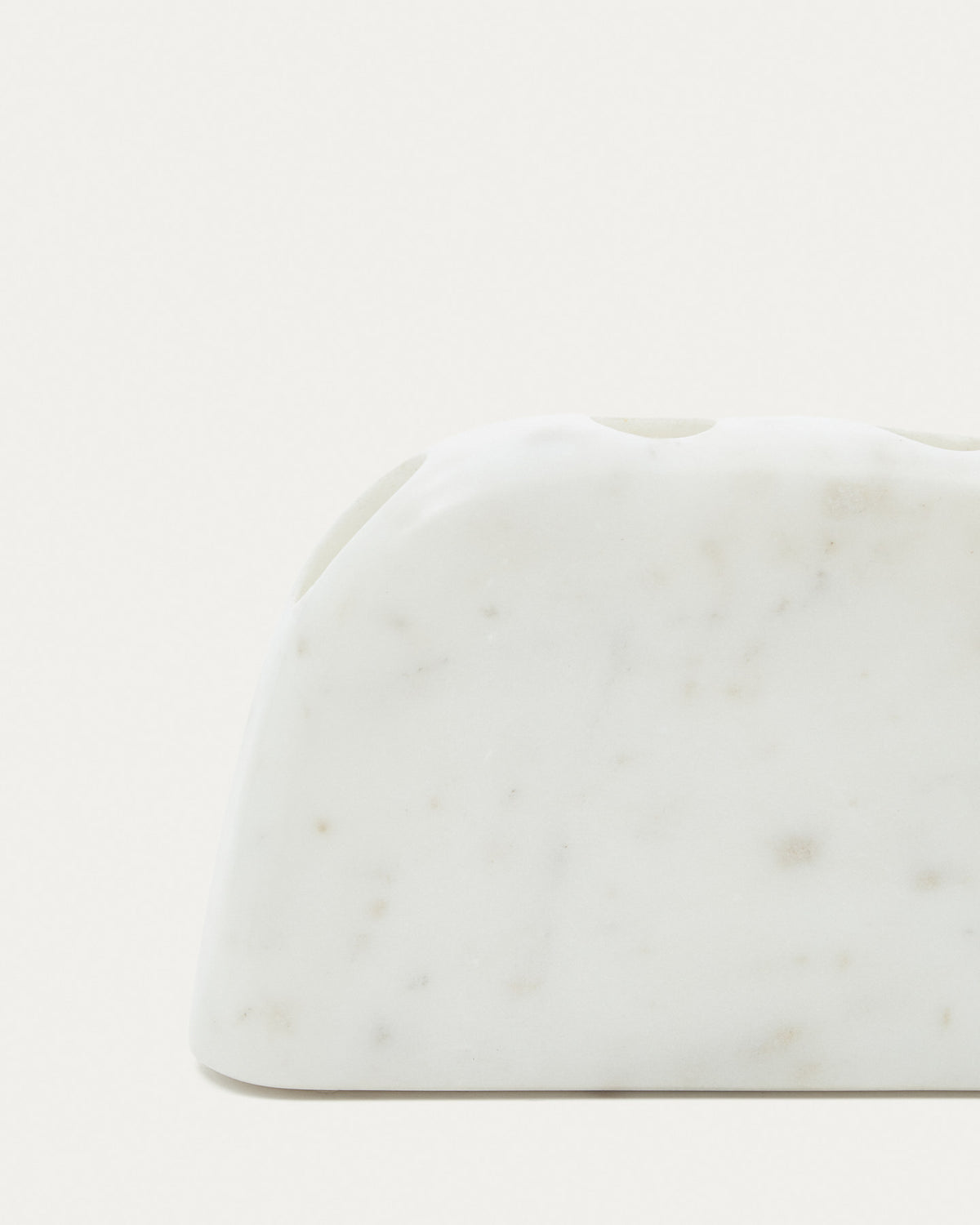 Grosser Kerzenhalter Signe aus weissem Marmor 10 cm in Weiss präsentiert im Onlineshop von KAQTU Design AG. Kerzenständer ist von Kave Home