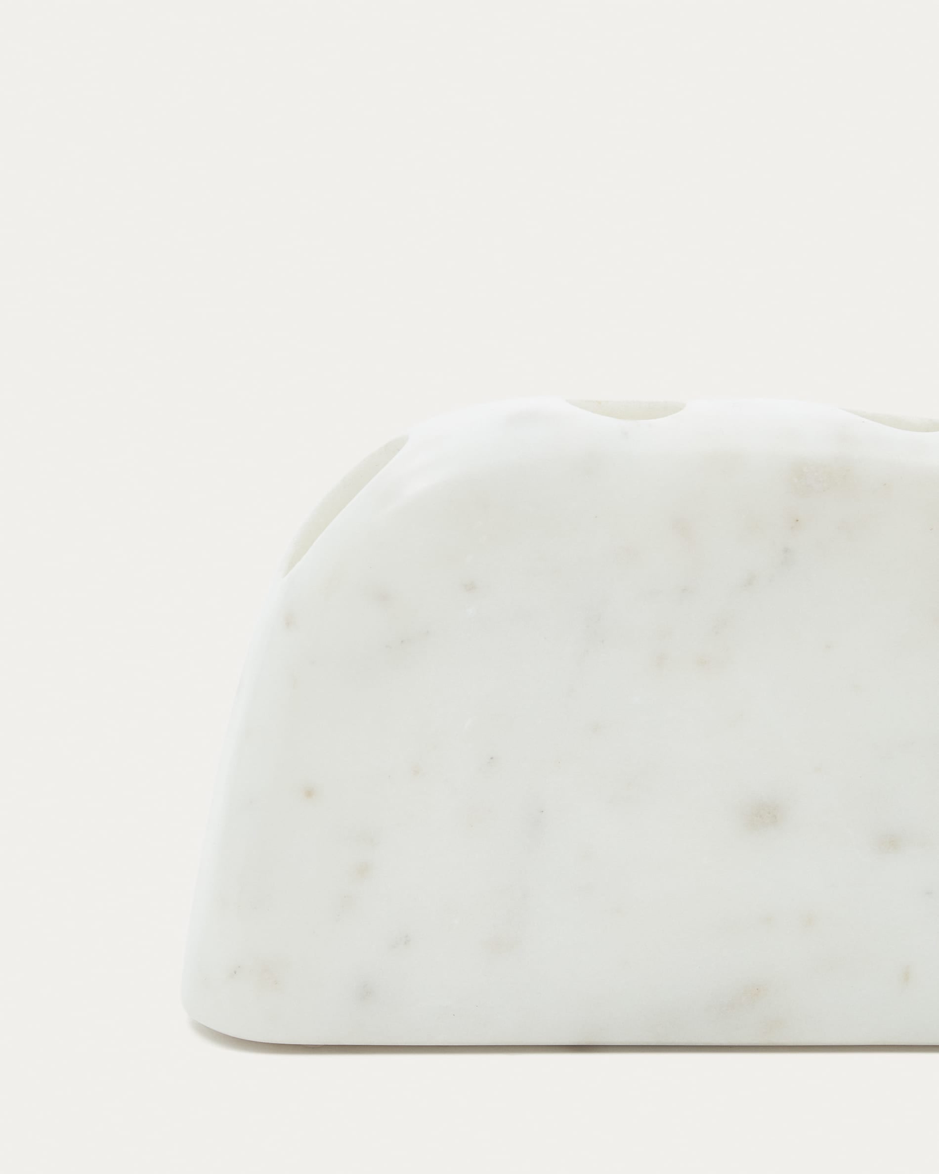 Eleganter Kerzenhalter Signe aus edlem weissem Marmor, 10 cm hoch. Ideal für stilvolle Akzente und eine warme, einladende Atmosphäre.