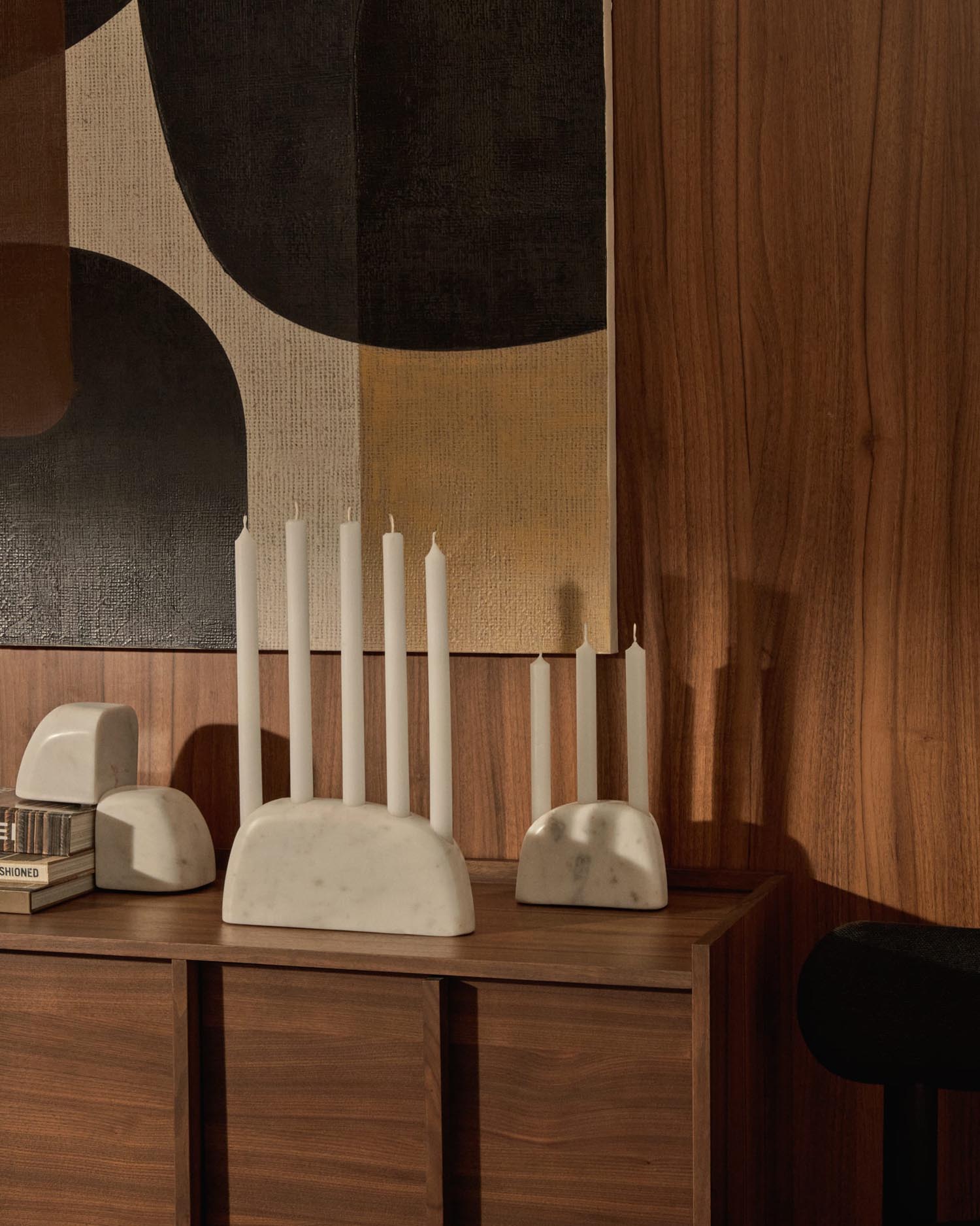 Moderner Kerzenhalter Signe aus edlem weissem Marmor, 10 cm, von Kave Home. Ideal für eine elegante und zeitlose Dekoration.