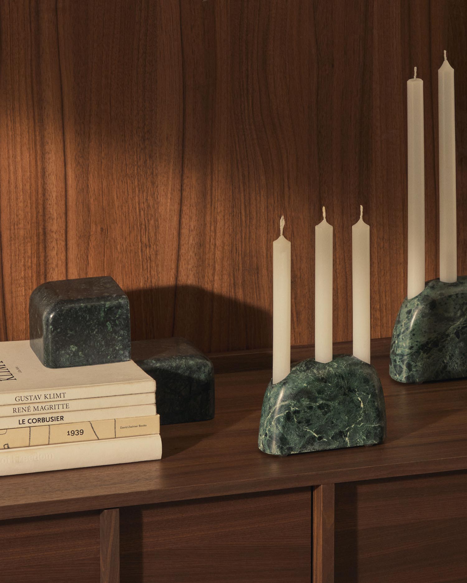 Eleganter Kerzenhalter aus grünem Marmor, 10 cm hoch, von Kave Home. Perfekt für stilvolle Dekoration und gemütliches Ambiente.