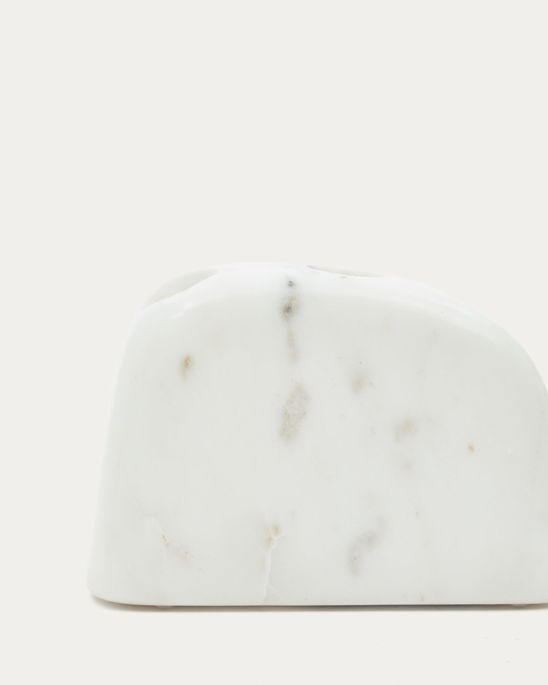 Mittelgrosser Kerzenhalter Signe aus weissem Marmor 10 cm in Weiss präsentiert im Onlineshop von KAQTU Design AG. Kerzenständer ist von Kave Home