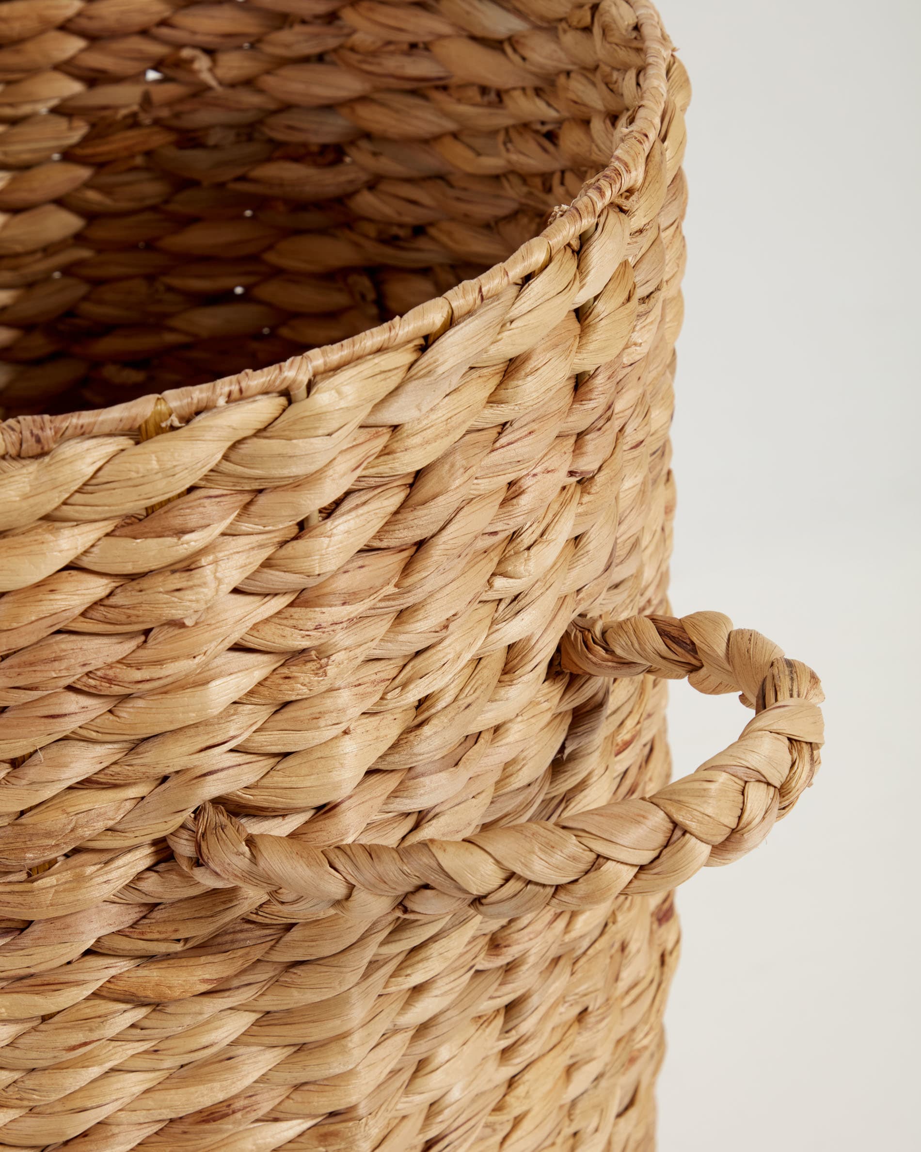 Der Yessira Wäschekorb aus handgeflochtener Wasserhyazinthe bringt natürliche Eleganz und Funktionalität in Ihr Zuhause. Ideal für jeden Raum!