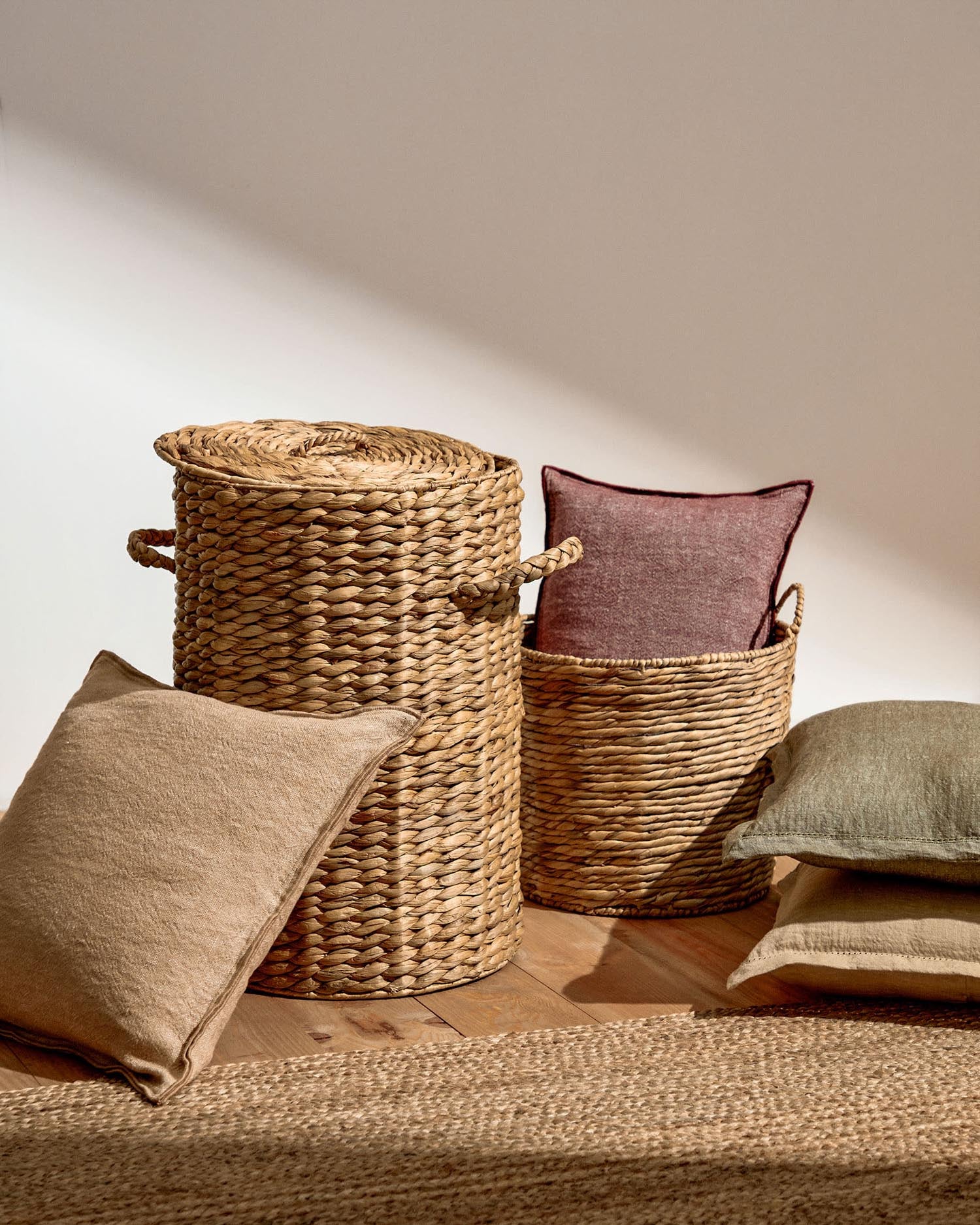 Der Yessira Wäschekorb aus Naturfaser von Kave Home ist 55 cm hoch, stilvoll, nachhaltig und ideal für Ihre Wäscheaufbewahrung.