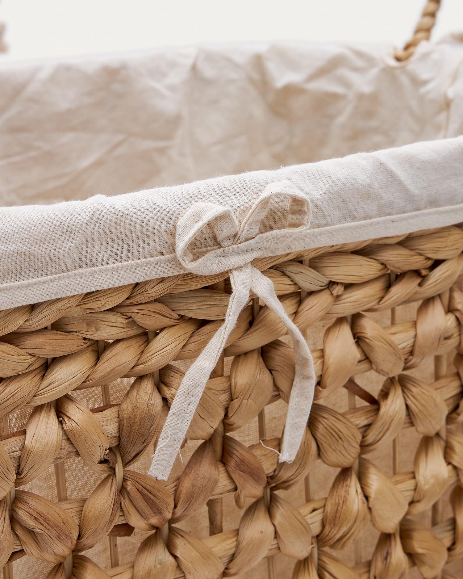 Erleben Sie das Tressa Set aus 2 Wäschekörben von Kave Home – elegante, umweltfreundliche Aufbewahrungslösungen aus robusten Naturfasern.