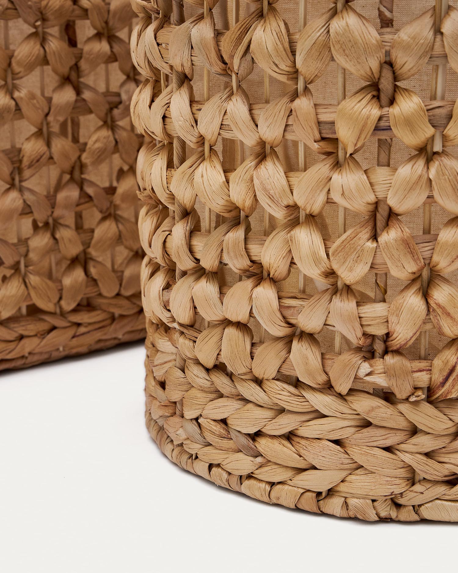 Entdecken Sie die Tressa Wäschekörbe von Kave Home – stilvolle, langlebige Körbe aus Naturfasern für eine elegante und praktische Aufbewahrung.