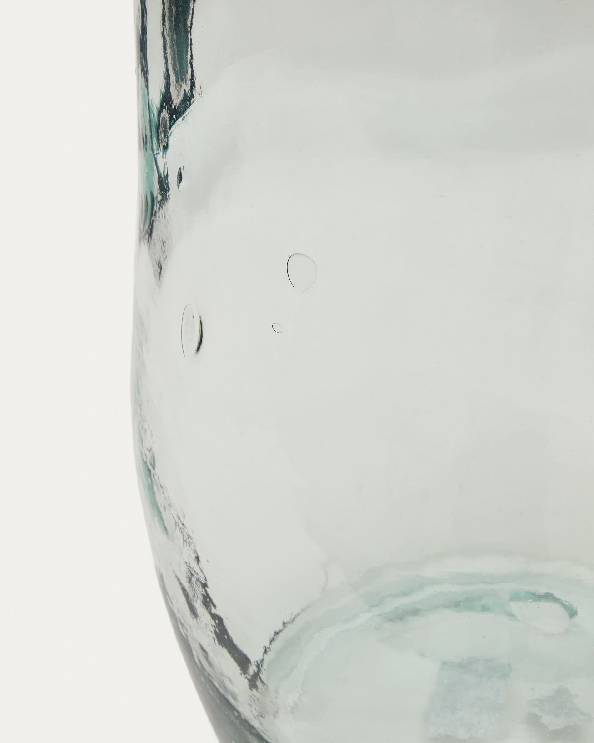 Die Brenna Vase von Kave Home: 73 cm hoch, aus 100% recyceltem Glas, vereint zeitlose Schönheit mit nachhaltigem Stil für Ihr Zuhause.