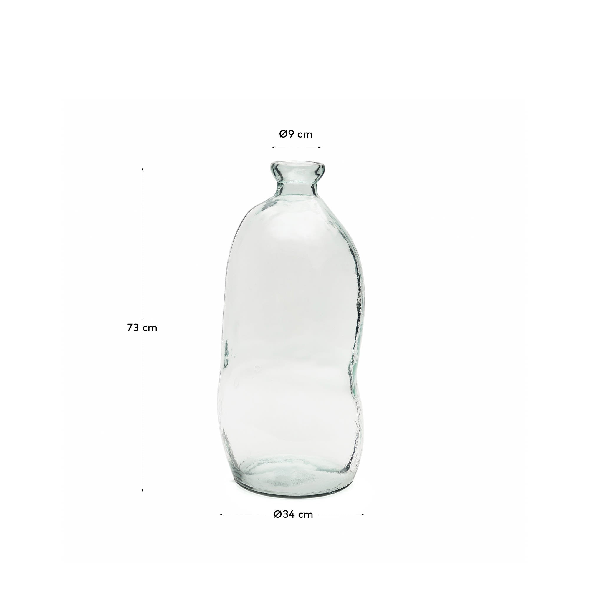 Entdecken Sie die Brenna Vase von Kave Home: 73 cm hoch, aus 100% recyceltem Glas, vereint elegantes Design mit umweltfreundlicher Nachhaltigkeit.