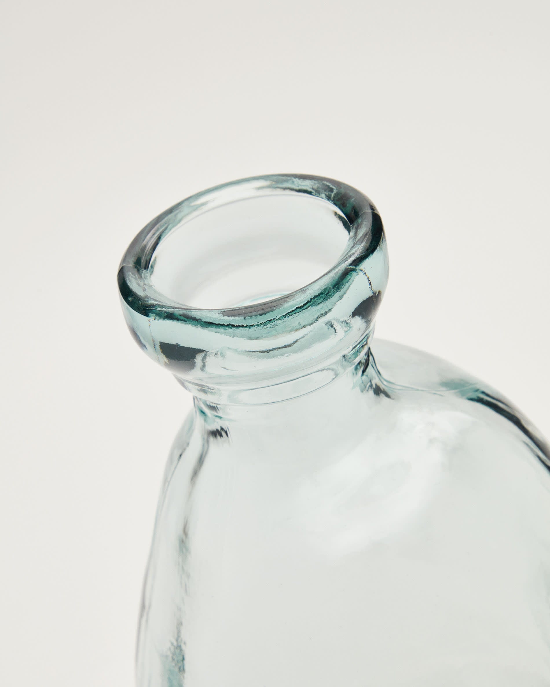 Die Brenna Vase von Kave Home, 51 cm hoch und aus 100% recyceltem Glas, verbindet elegantes Design mit umweltfreundlicher Nachhaltigkeit.