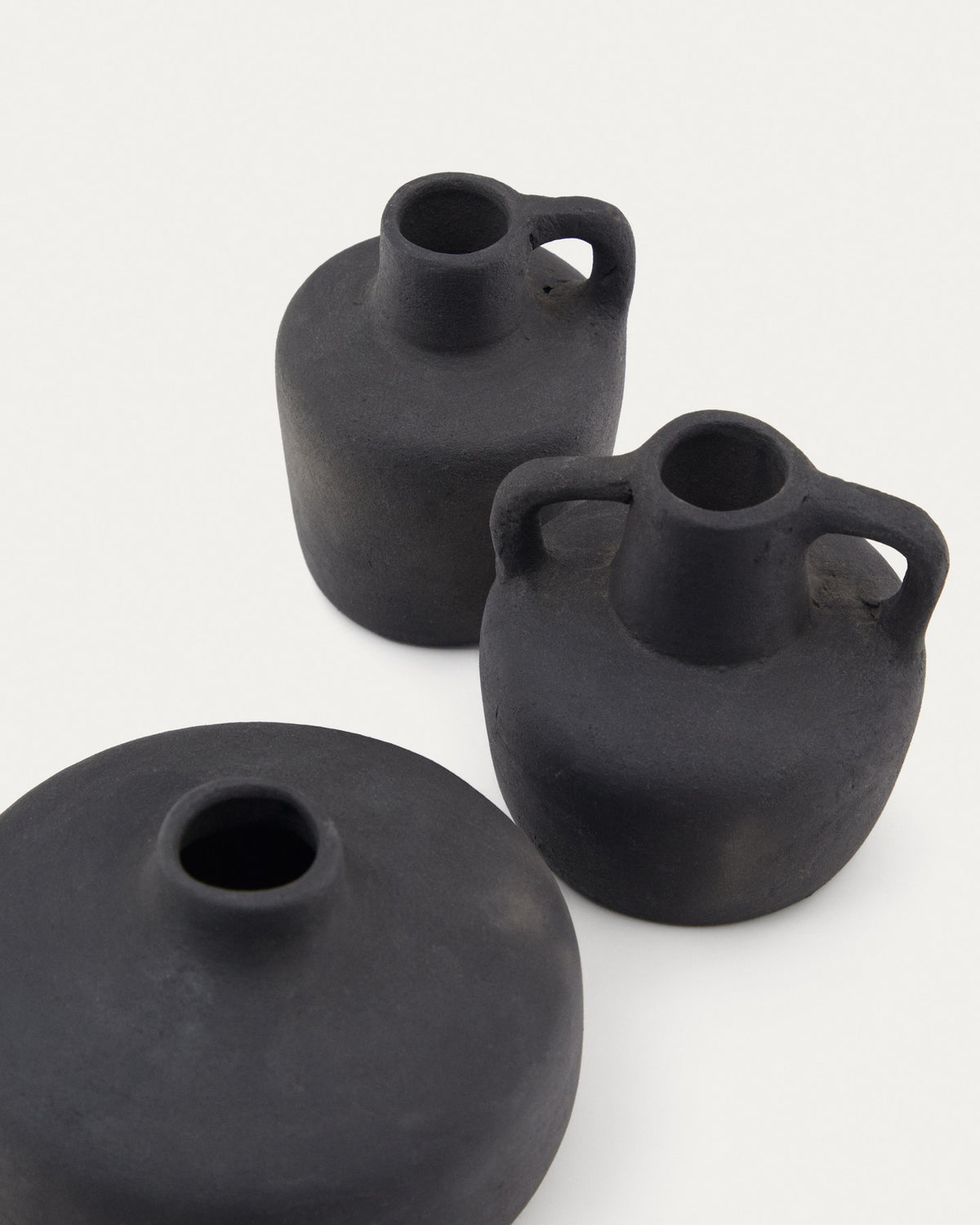 Sofra 3er Set Vasen aus Terrakotta mit schwarzem Finish 6 cm / 7 cm / 10 cm in Schwarz präsentiert im Onlineshop von KAQTU Design AG. Vase ist von Kave Home
