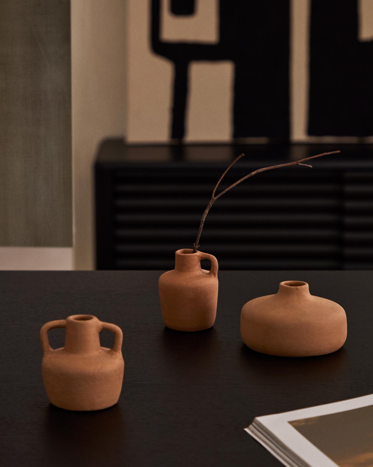 Elegantes Sofra Vasen-Set aus Terrakotta in drei Grössen von Kave Home.