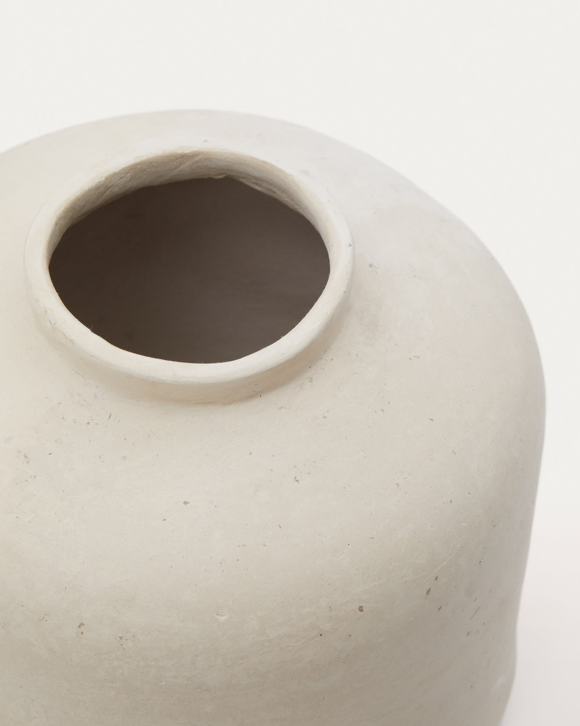 Entdecke die Serina Vase aus Pappmaché (27 cm) in elegantem Weiss – ein stilvolles, nachhaltiges Highlight für dein Zuhause.