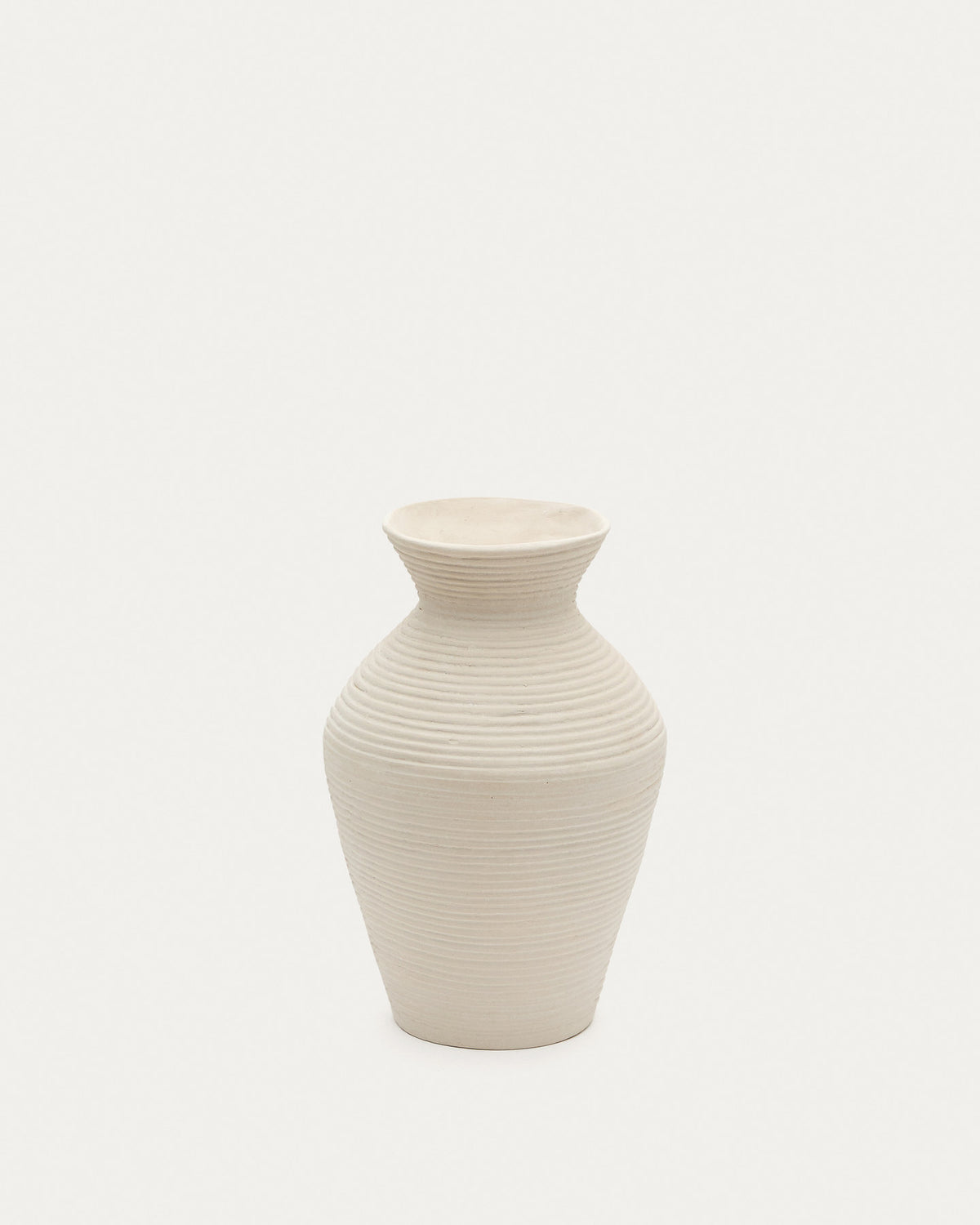 Vase Pria aus weissem Pappmaché 51 cm in Weiss präsentiert im Onlineshop von KAQTU Design AG. Vase ist von Kave Home