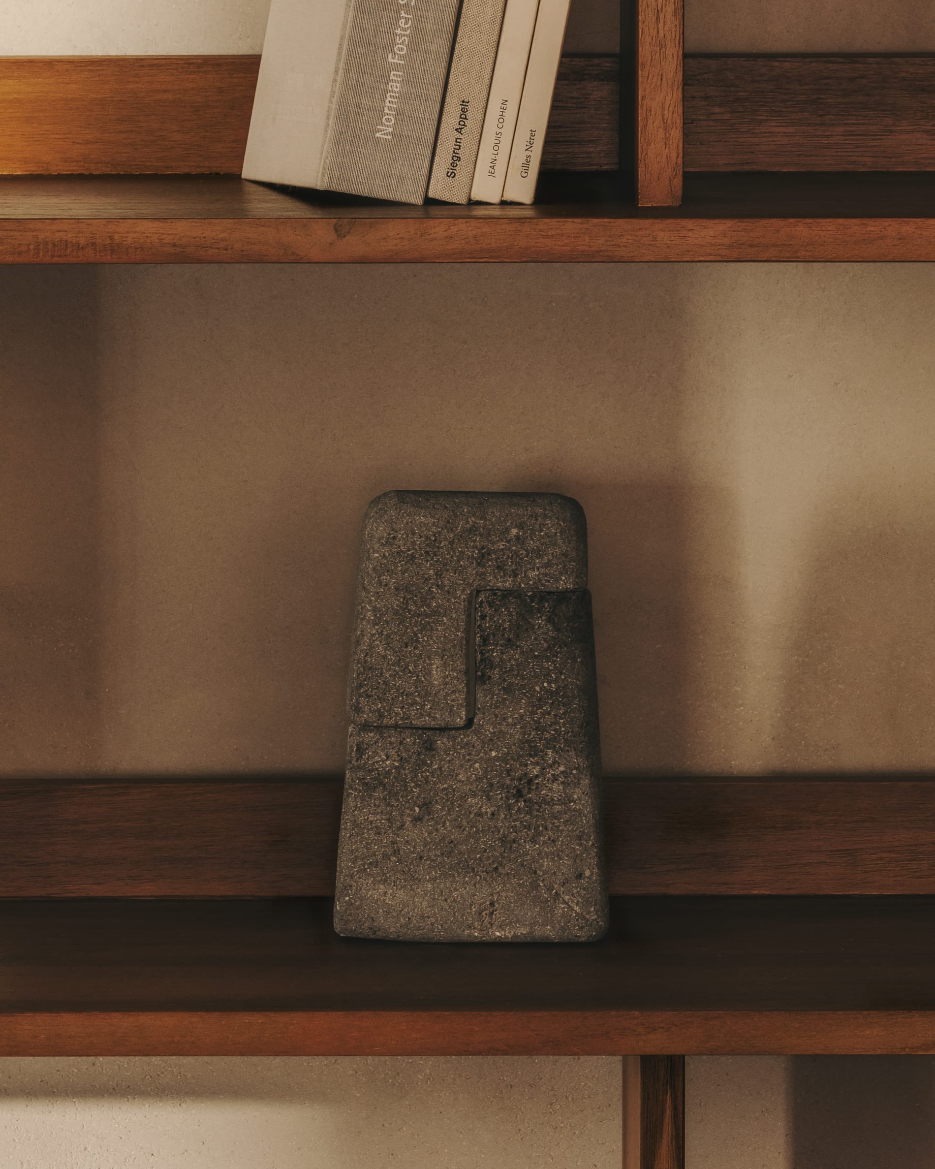 Die Sipa Skulptur aus Stein, 20 cm, mit naturfarbenem Finish, bringt zeitlose Eleganz und modernes Flair in Ihr Zuhause.