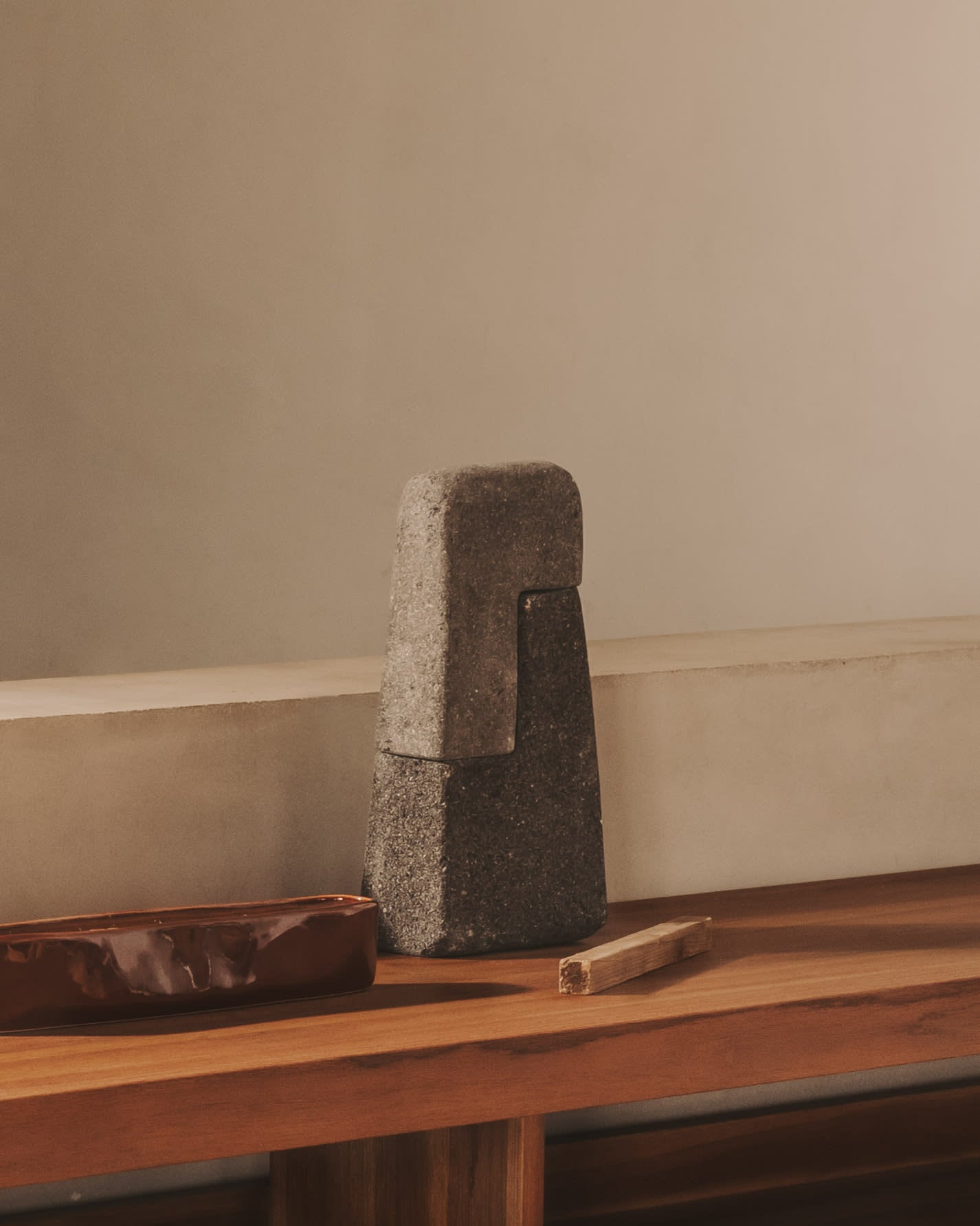 Die Sipa Skulptur aus Stein, 30 cm, mit natürlichem Finish, vereint schlichte Ästhetik und stilvolle Eleganz für Ihre Einrichtung.