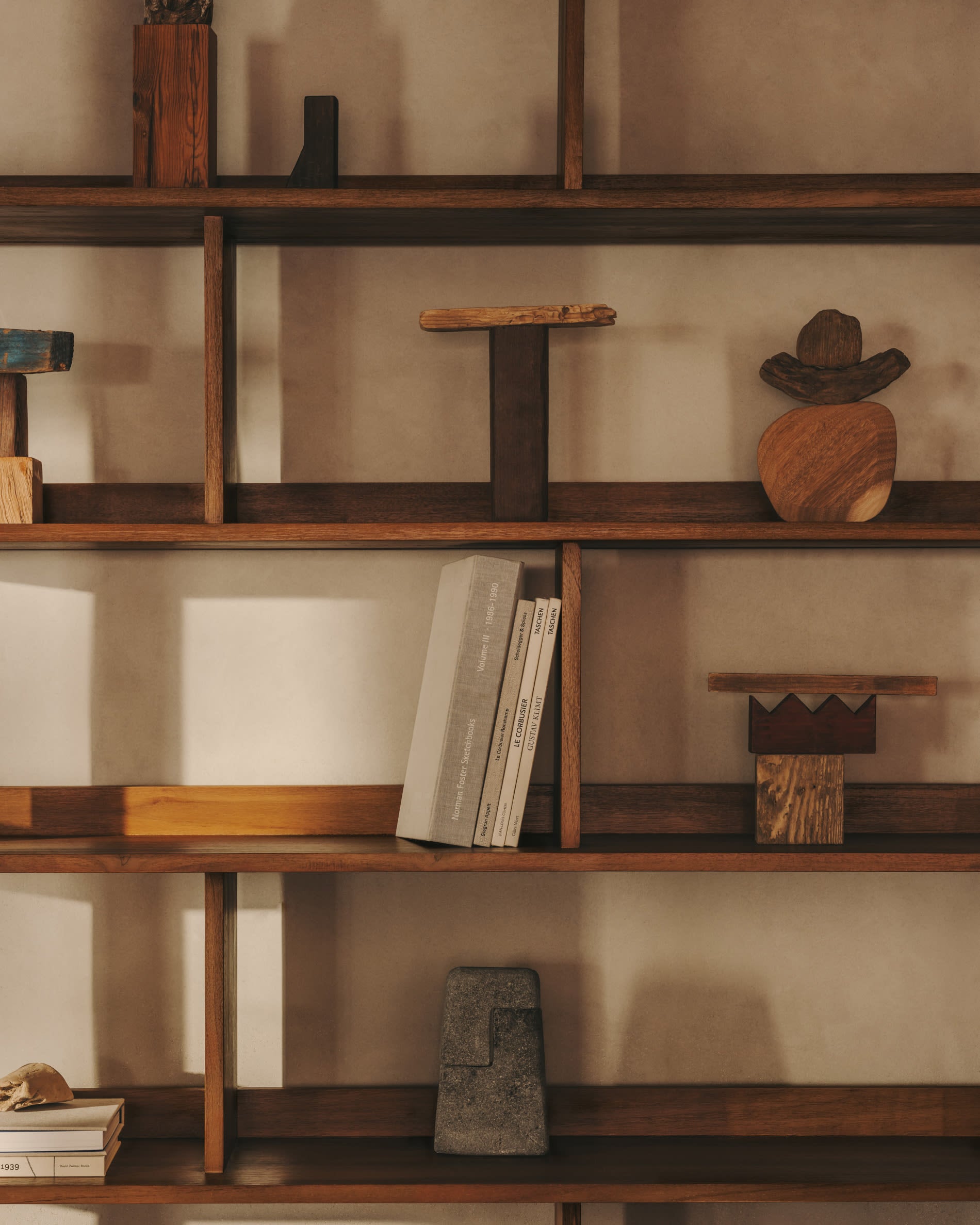 Die Sipa Skulptur aus Stein, 30 cm, mit naturfarbenem Finish, bietet zeitlose Eleganz und minimalistisches Design für Ihr Zuhause.