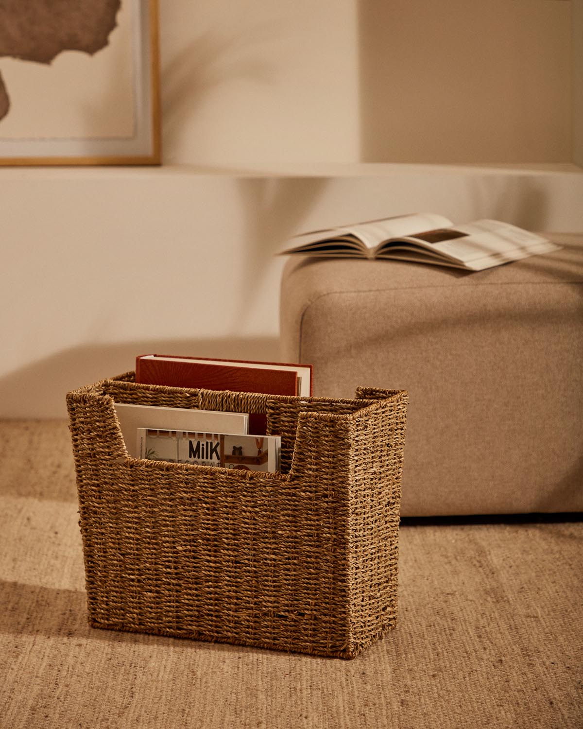 Guixols Zeitschriftenständer aus Naturfasern mit natürlichem Finish in Natur präsentiert im Onlineshop von KAQTU Design AG. Zeitungshalter ist von Kave Home