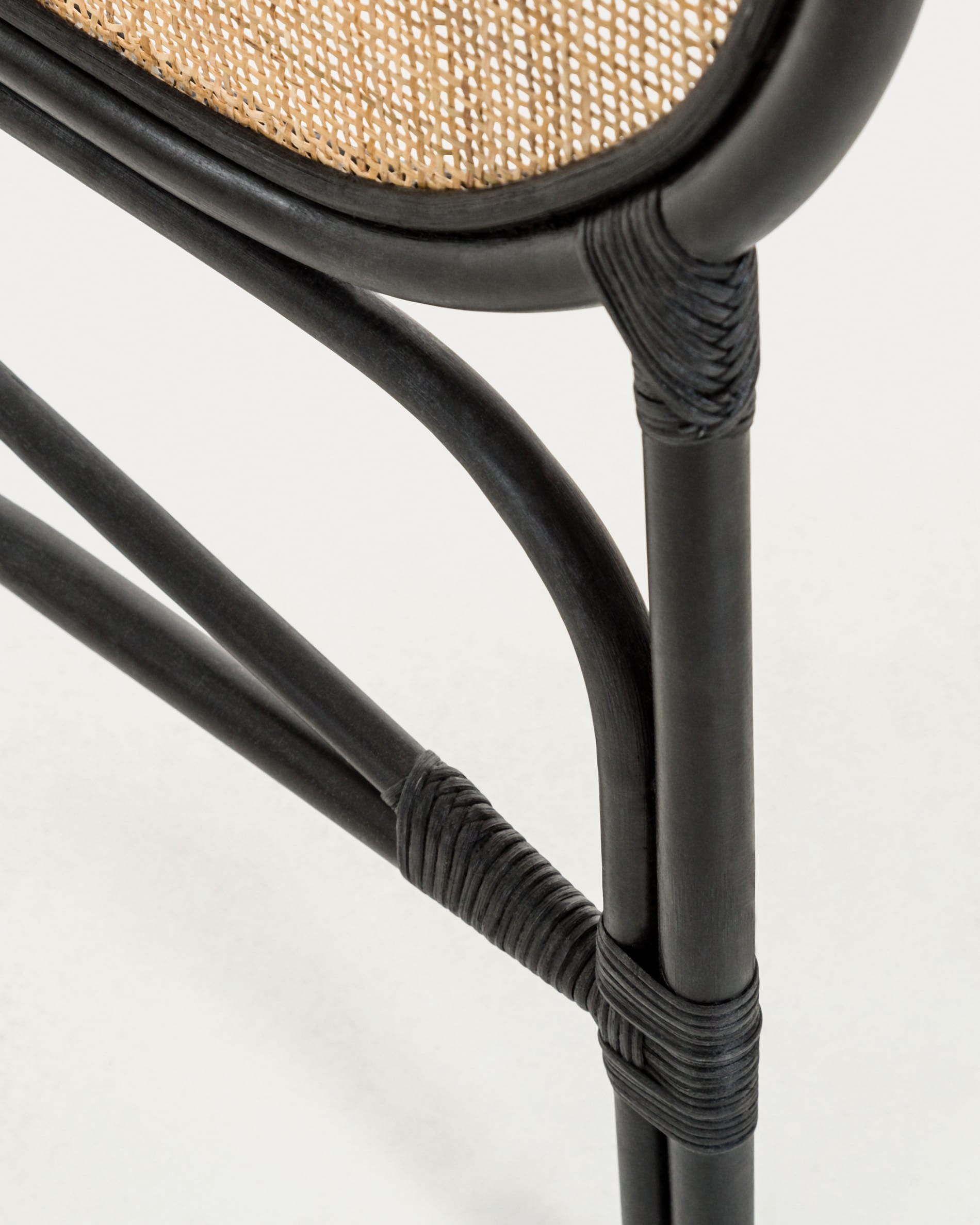 Elegantes Rattan-Kopfteil Lalita in Schwarz von Kave Home, passend für 160 cm Betten. Modernes Design, hochwertige Verarbeitung.