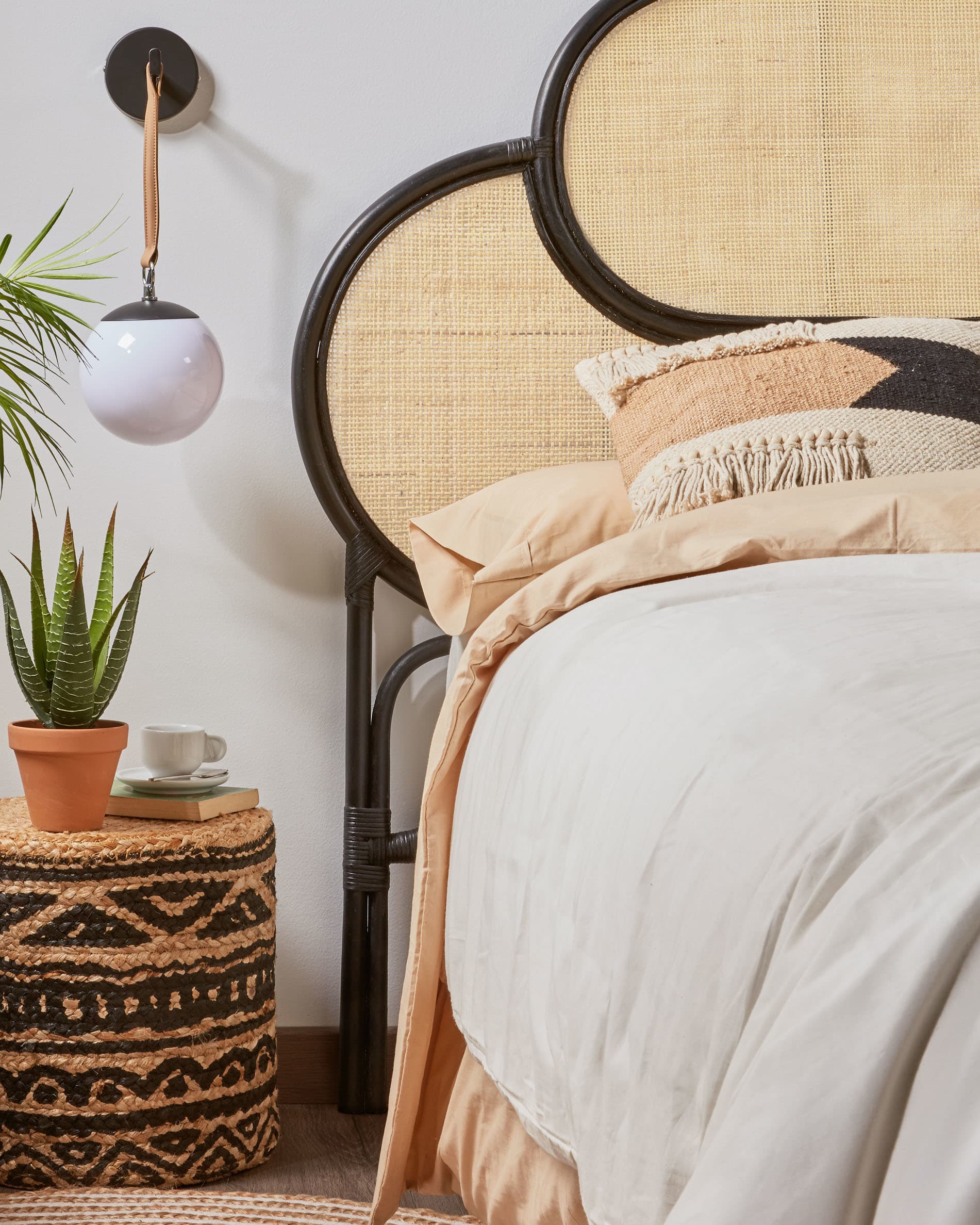 Schwarzes Rattan-Bettkopfteil Lalita von Kave Home, ideal für 160 cm Betten. Modernes Design, stilvoll und hochwertig.