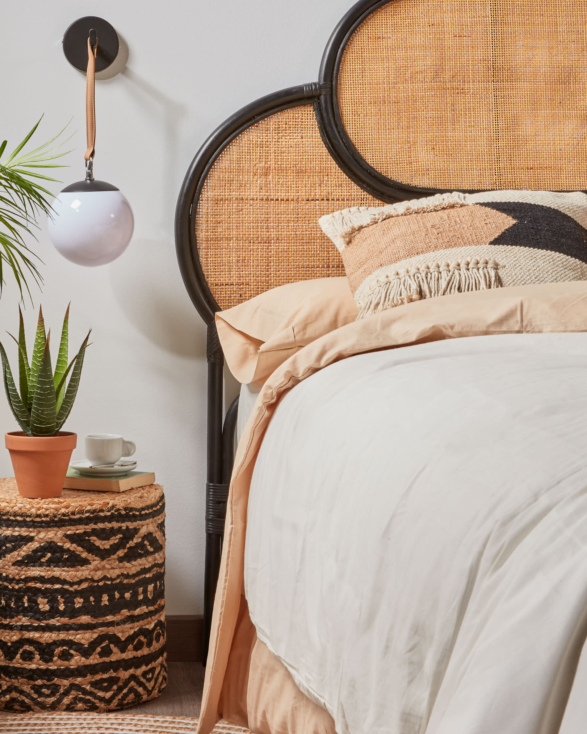 Elegantes Rattan-Bettkopfteil Lalita in Schwarz von Kave Home, passend für 160 cm Betten. Modernes Design, hochwertig verarbeitet.