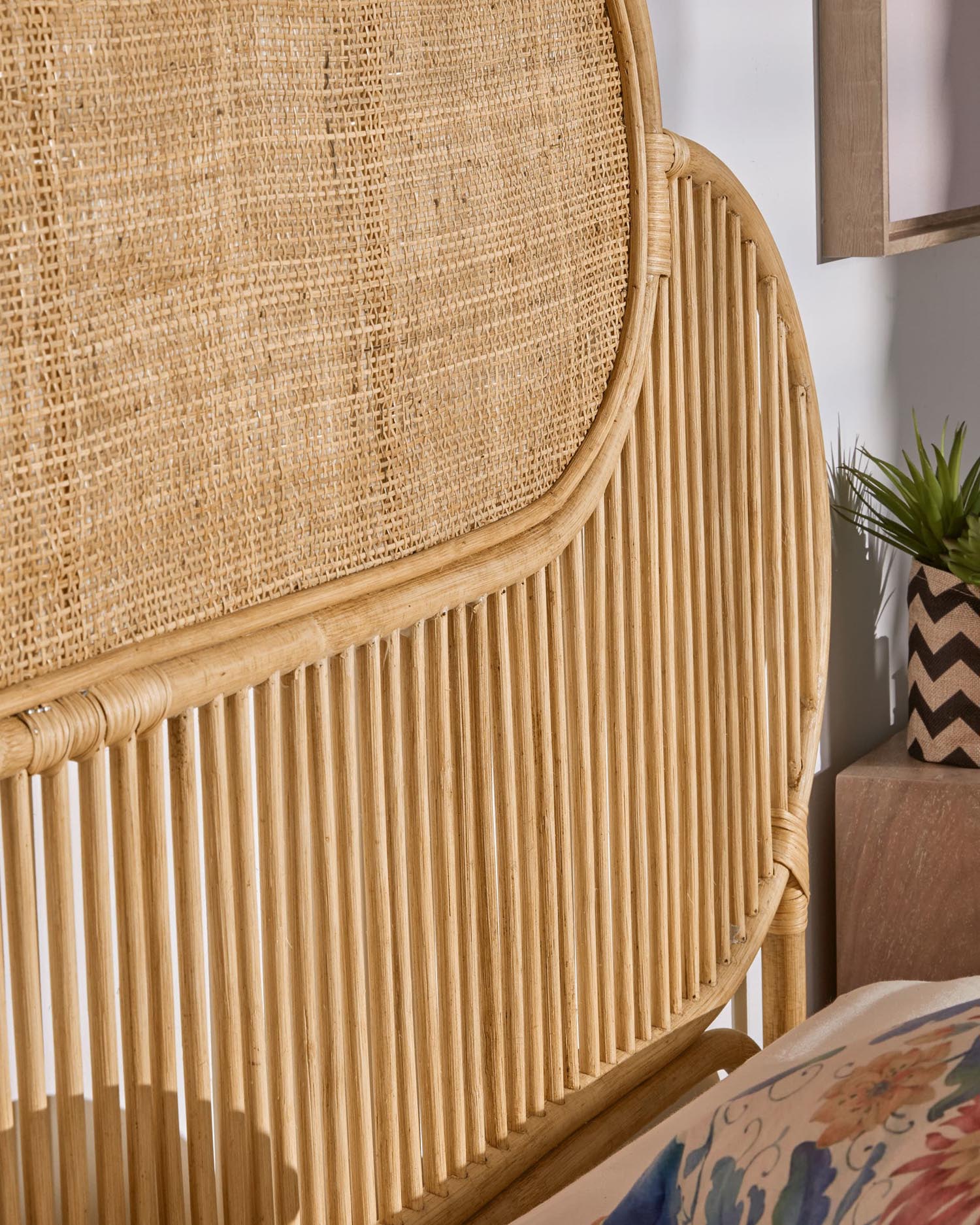 Rattan-Kopfteil Lalita mit natürlichem Finish, ideal für 160 cm Betten, von Kave Home, stilvoll und nachhaltig.