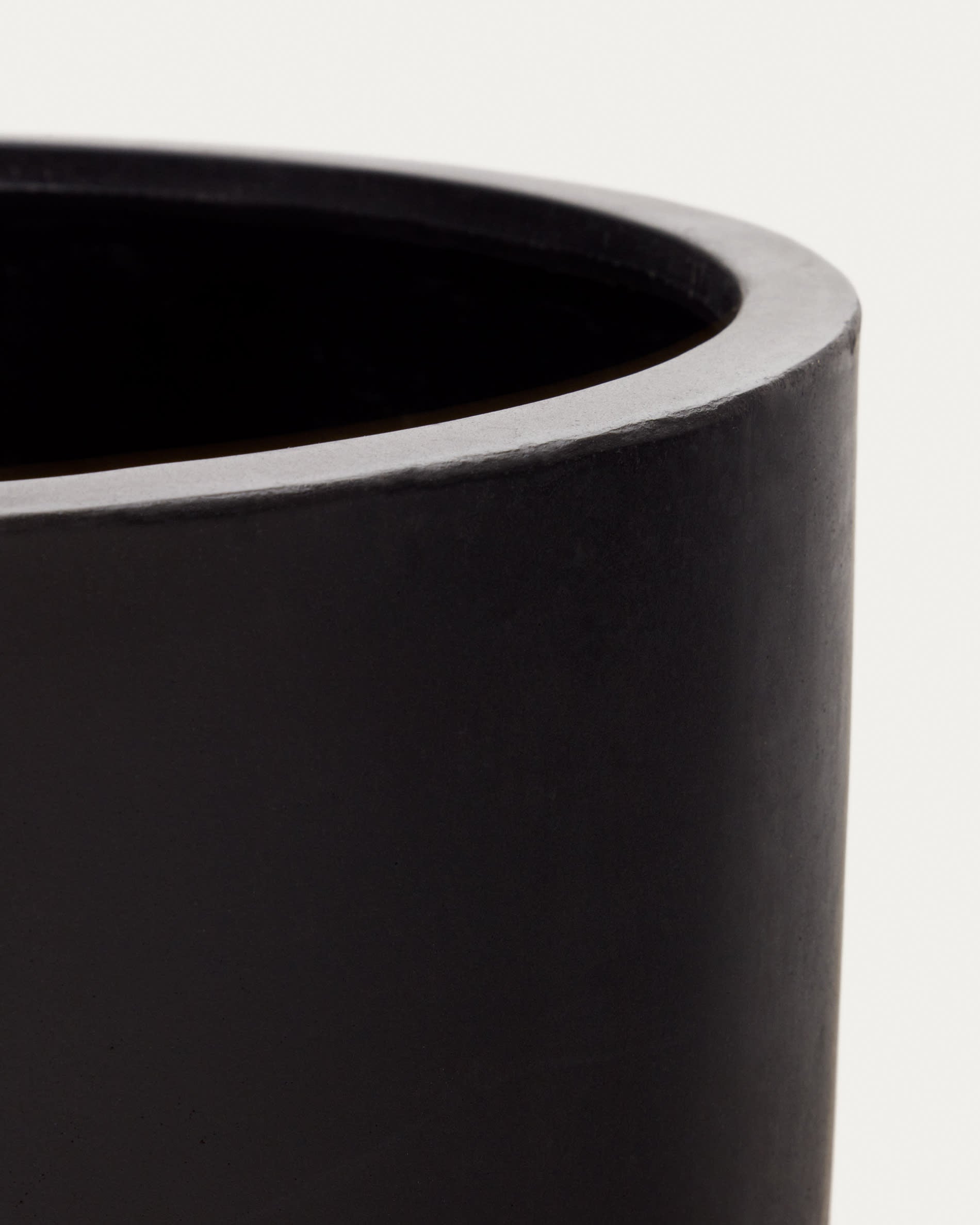 Eleganter Blumentopf aus robustem schwarzem Zement, Ø 62 cm, ideal für Innen- und Außenbereiche, setzt stilvolle Akzente in jedem Raum.
