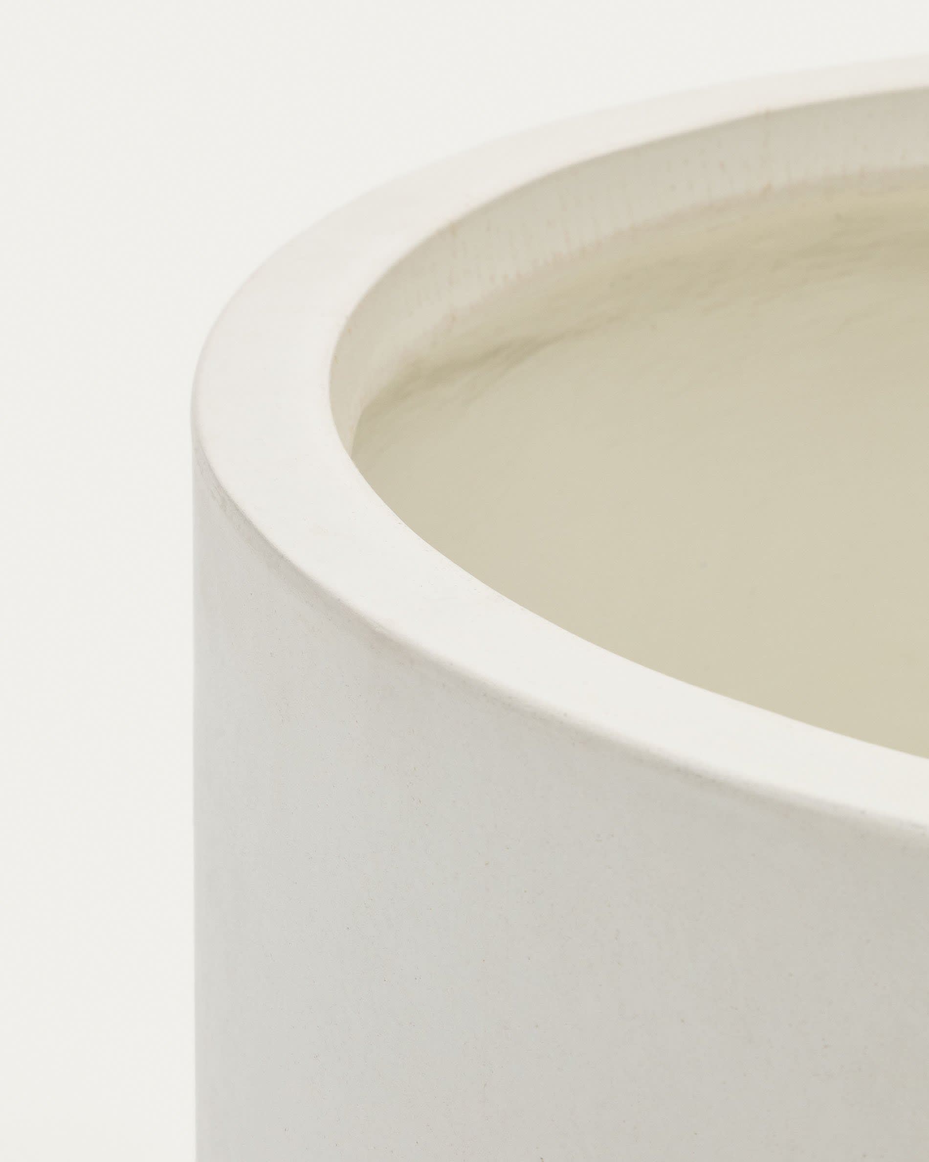 Eleganter Aiguablava Blumentopf aus robustem Zement in Weiß, Ø 62 cm. Ideal für Innen- und Außenbereiche, langlebig und modern.