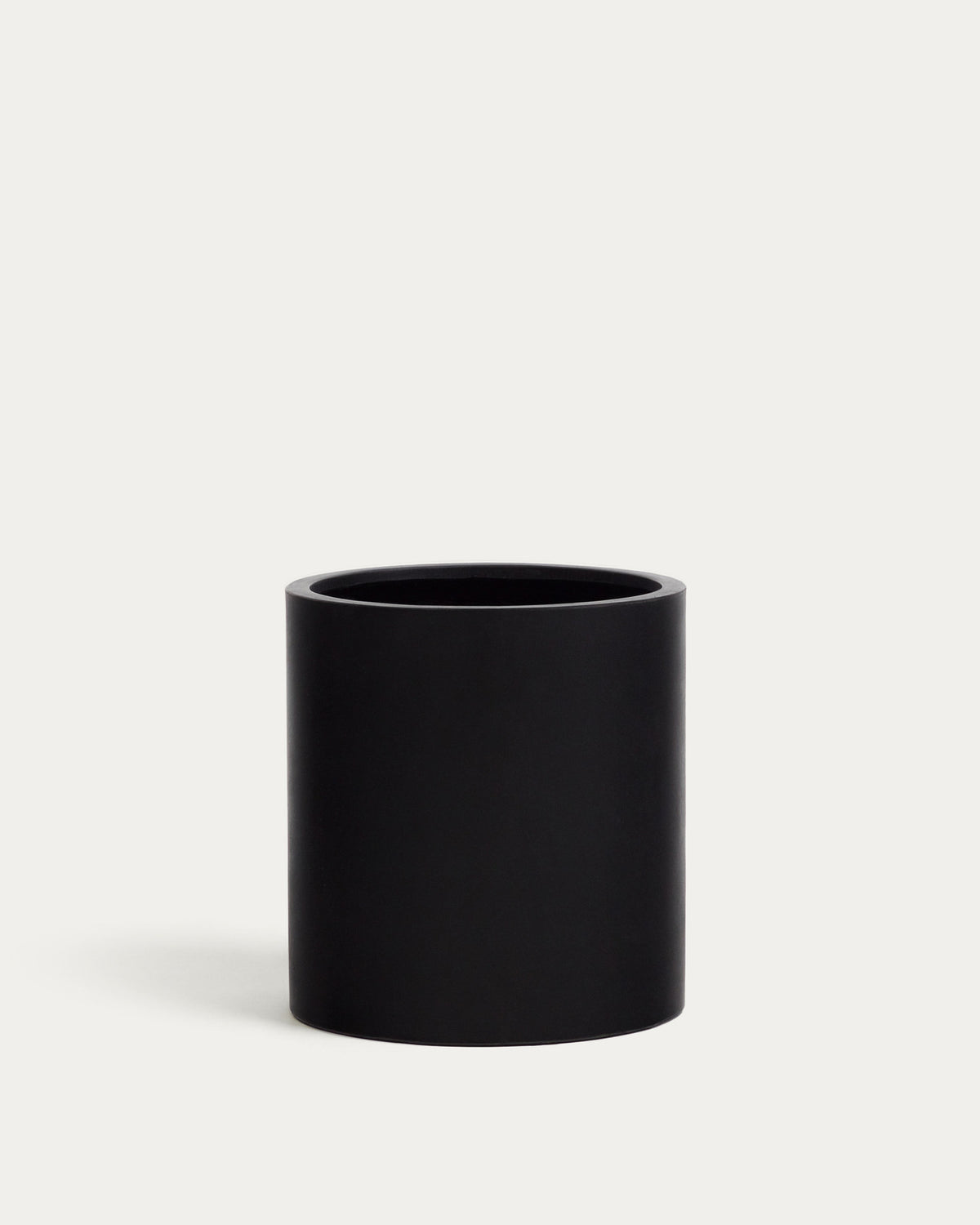 Aiguablava Blumentopf aus Zement in Schwarz Ø 52 cm in Schwarz präsentiert im Onlineshop von KAQTU Design AG. Pflanzentopf Outdoor ist von Kave Home