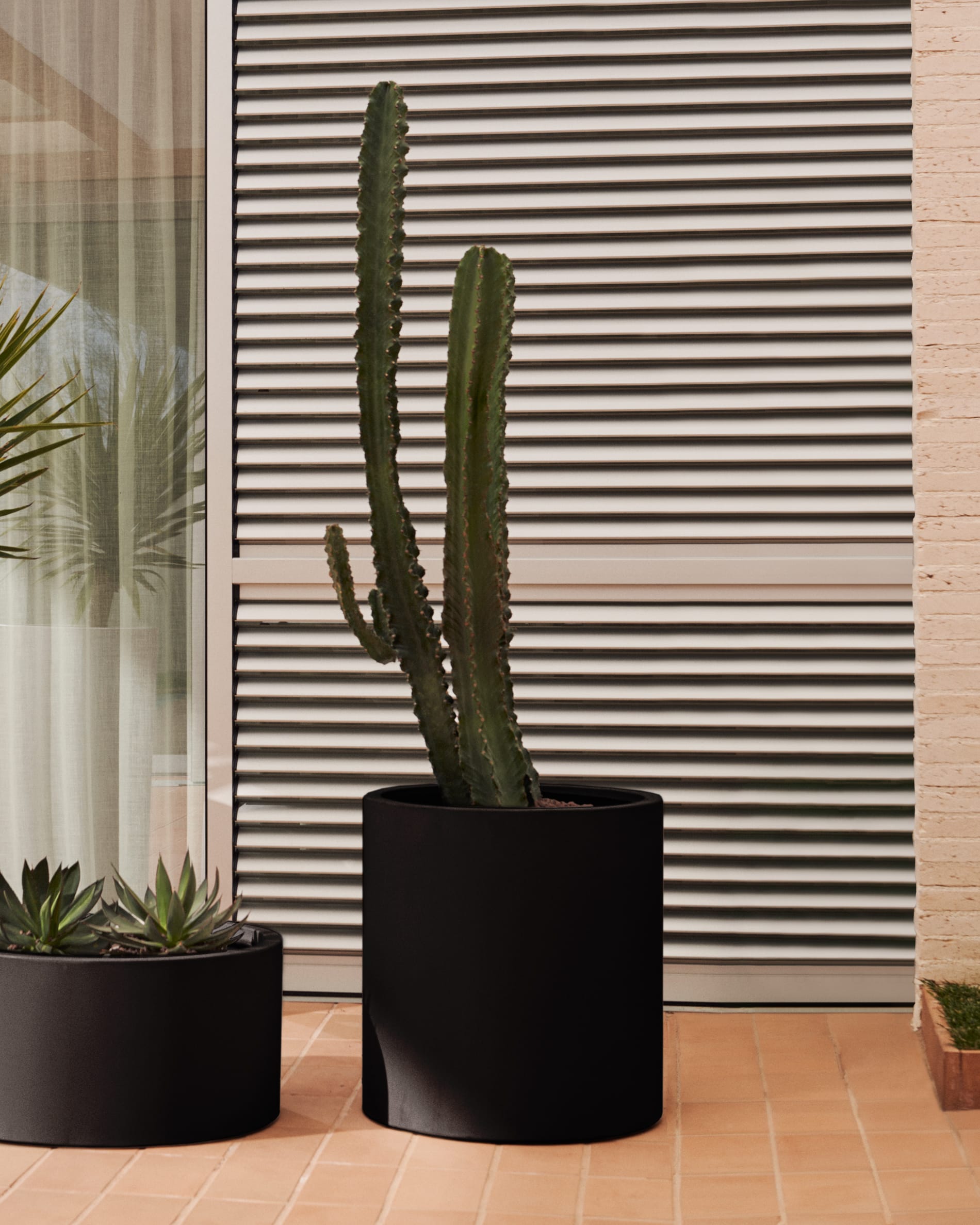 Eleganter, schwarzer Zementtopf Ø 52 cm, robust und stilvoll, ideal für Innen- und Aussenpflanzen.