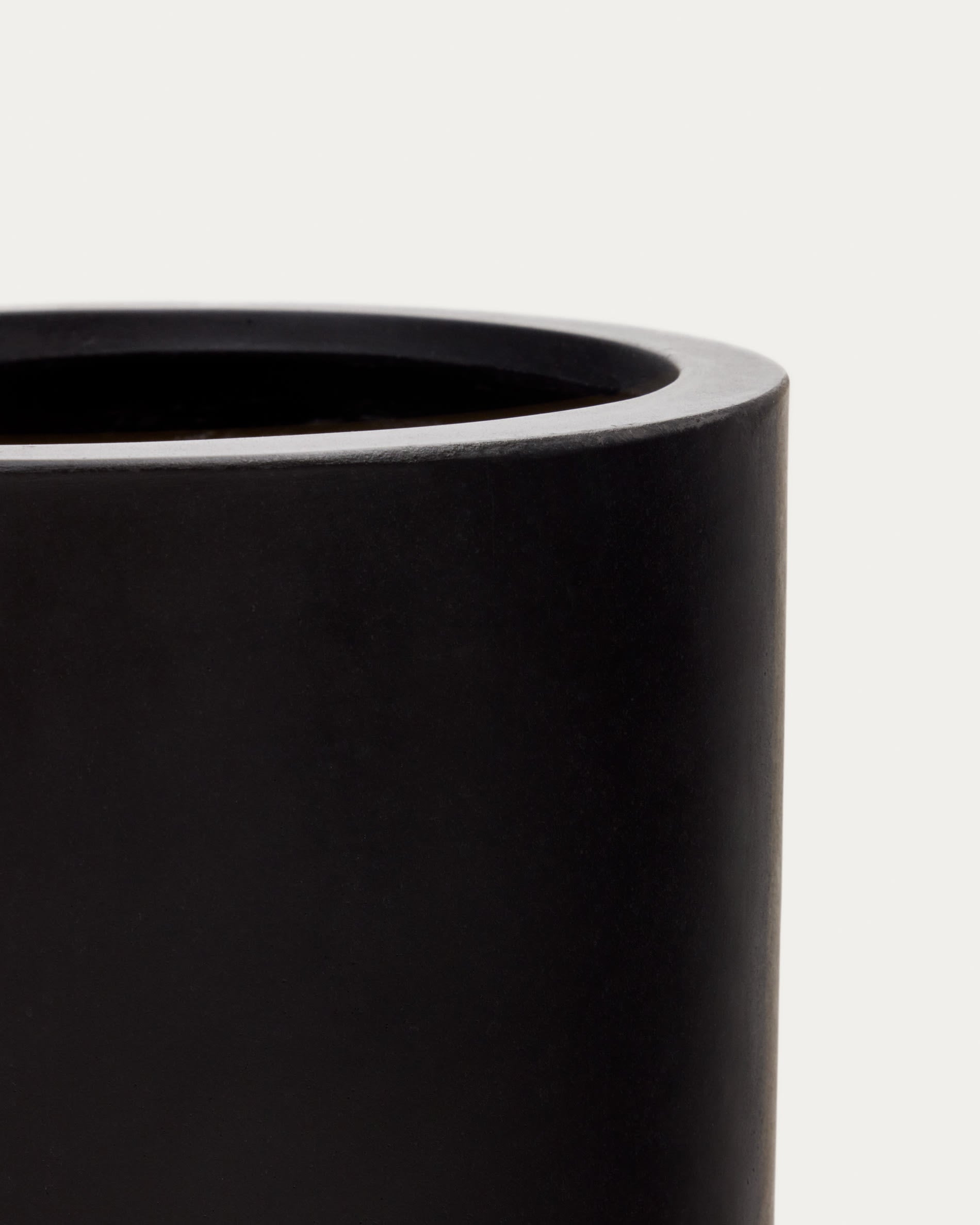 Eleganter Aiguablava Blumentopf aus robustem Zement in Schwarz, Ø 42 cm – perfekt für stilvolle Pflanzenarrangements in jedem Raum.