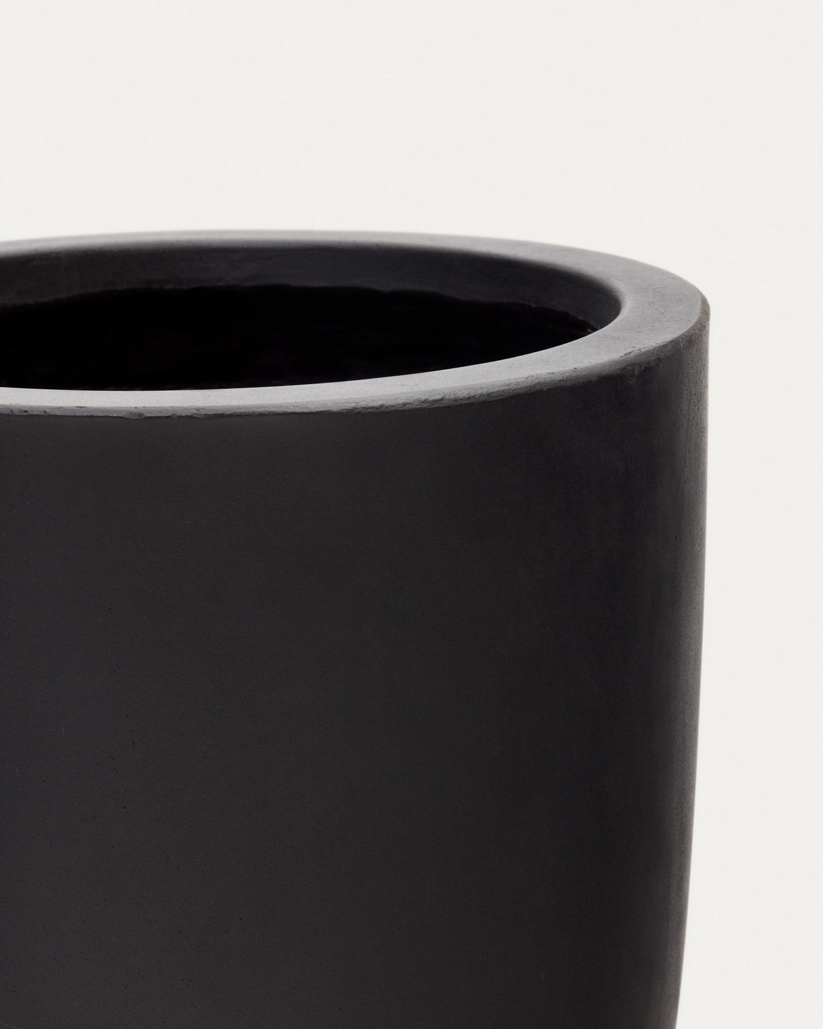 Aiguablava Blumenübertopf aus Zement in Schwarz Ø 39 cm in Schwarz präsentiert im Onlineshop von KAQTU Design AG. Pflanzentopf Outdoor ist von Kave Home