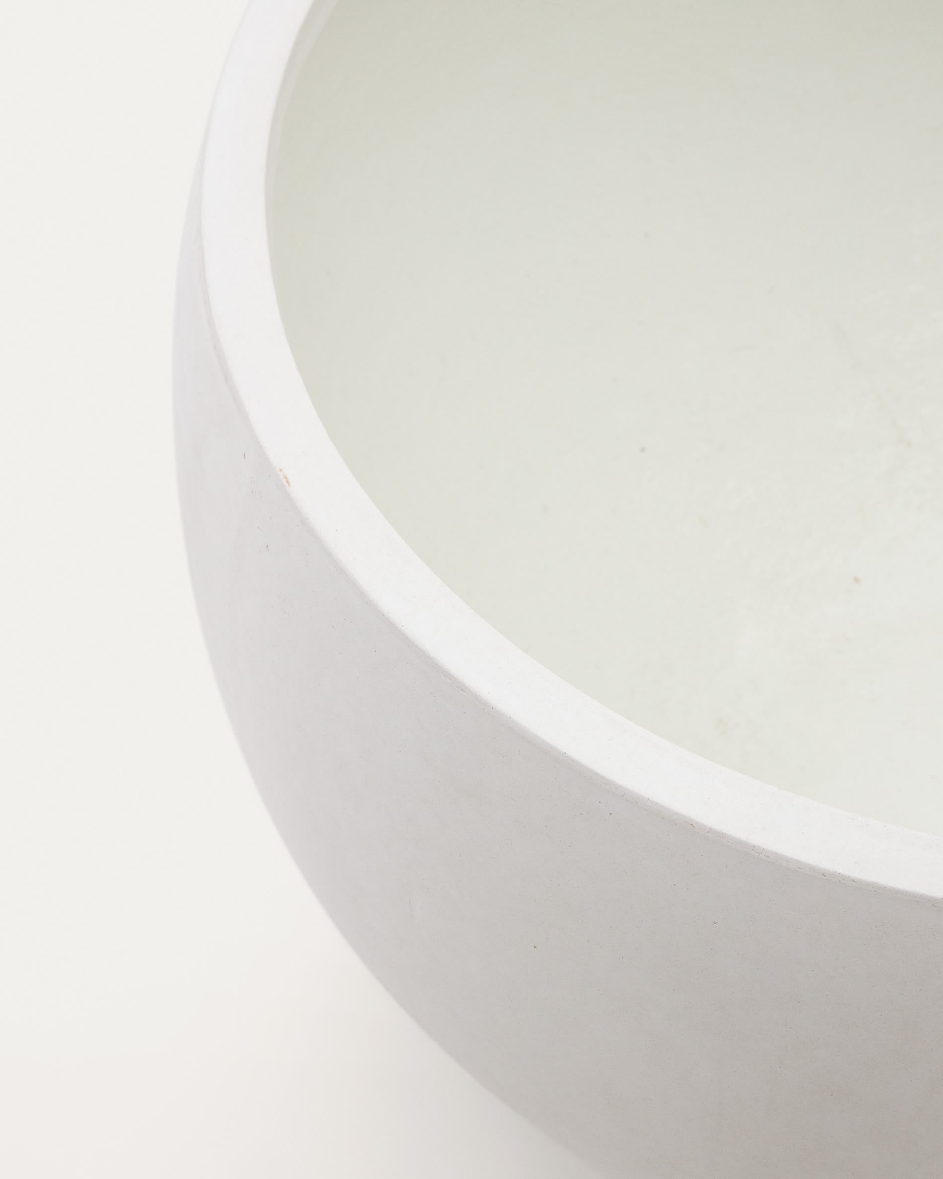 Moderner Zement-Blumentopf in Grau, Ø 72 cm. Perfekt für Pflanzen, wetterfest und langlebig. Verleiht jedem Raum einen minimalistischen Akzent.