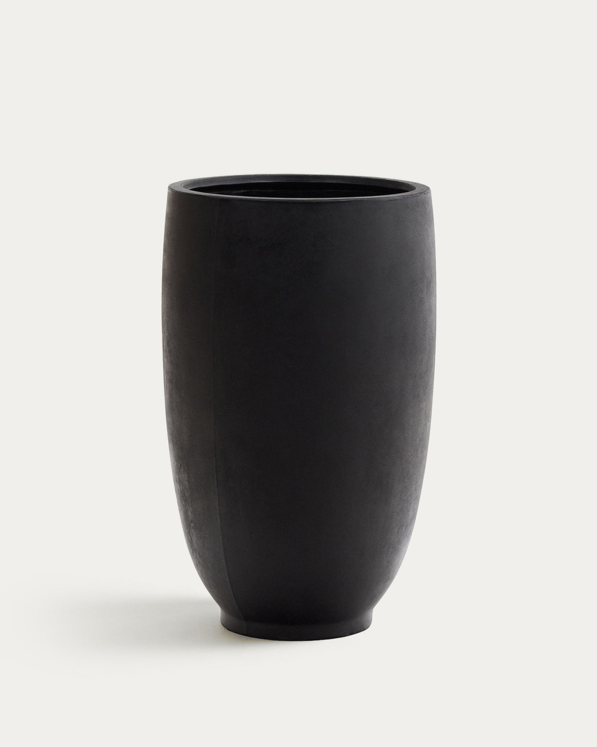 Aiguablava Blumentopf aus schwarzem Zement Ø 75 cm in Schwarz präsentiert im Onlineshop von KAQTU Design AG. Pflanzentopf Outdoor ist von Kave Home